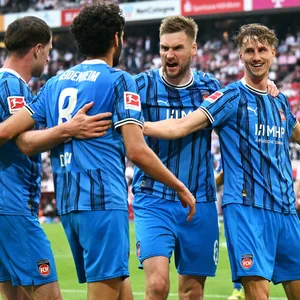 Heidenheim-Profis jubeln gemeinsam