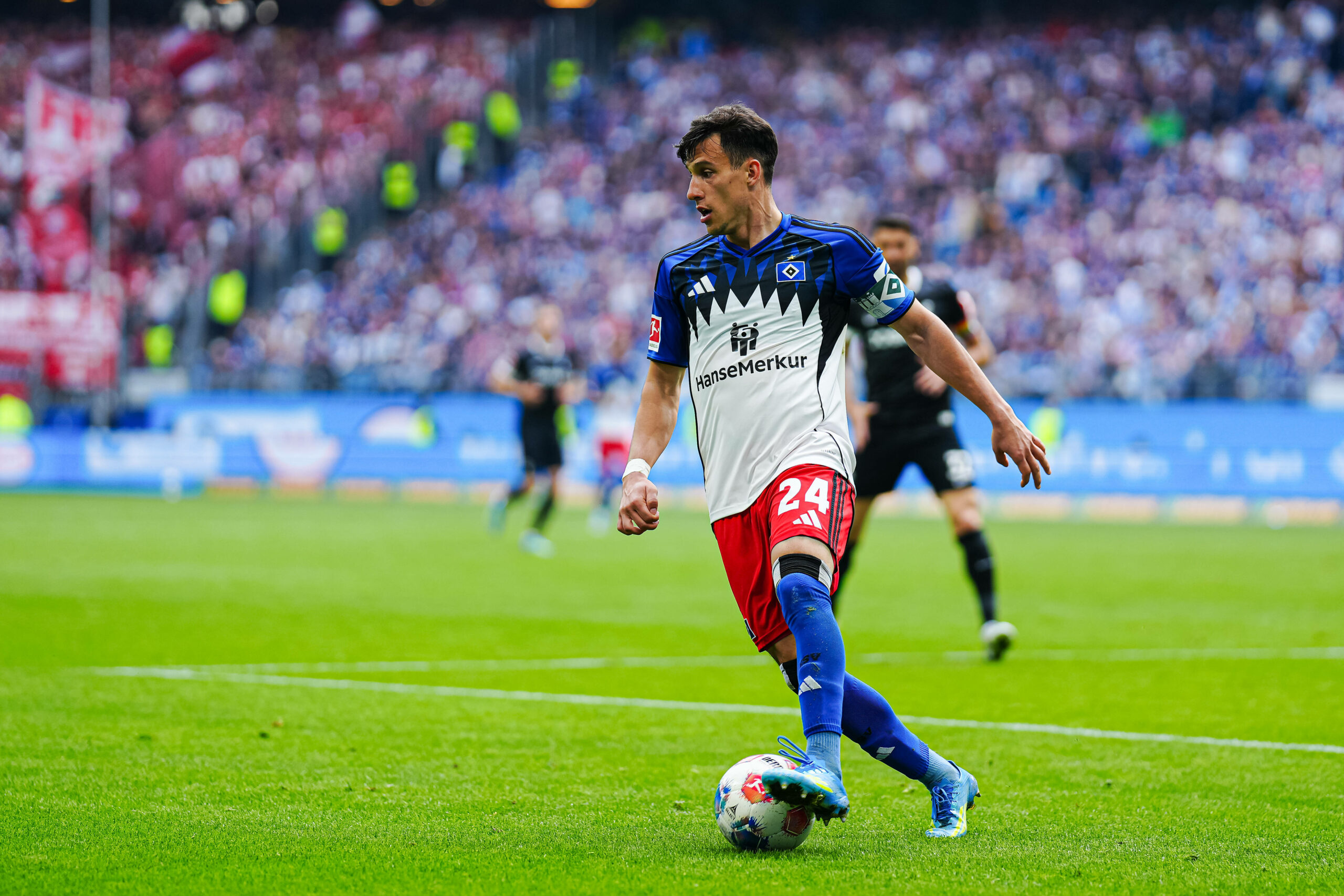 HSV-Profi Nicolas Capaldo dribbelt am Ball