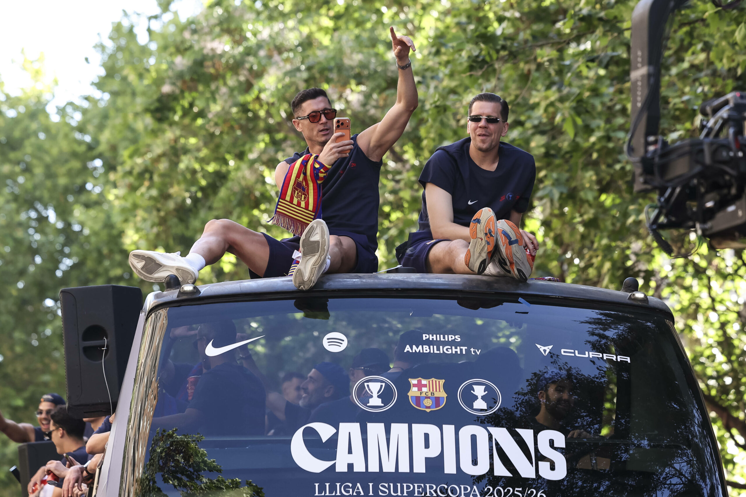Robert Lewandowski und Wojciech Szczesny feiern auf einem Bus