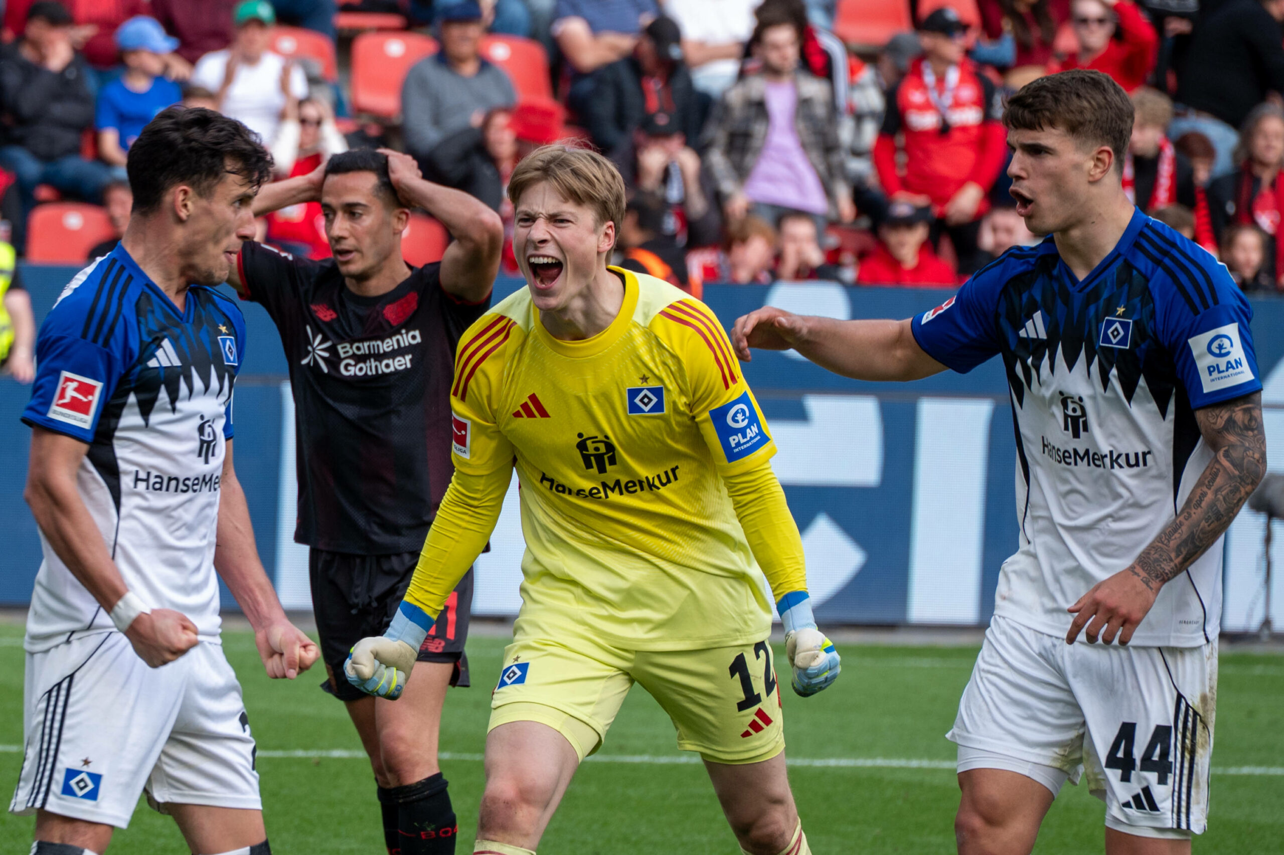 HSV-Torwart Sander Tangvik jubelt nach einer seiner Paraden in Leverkusen.