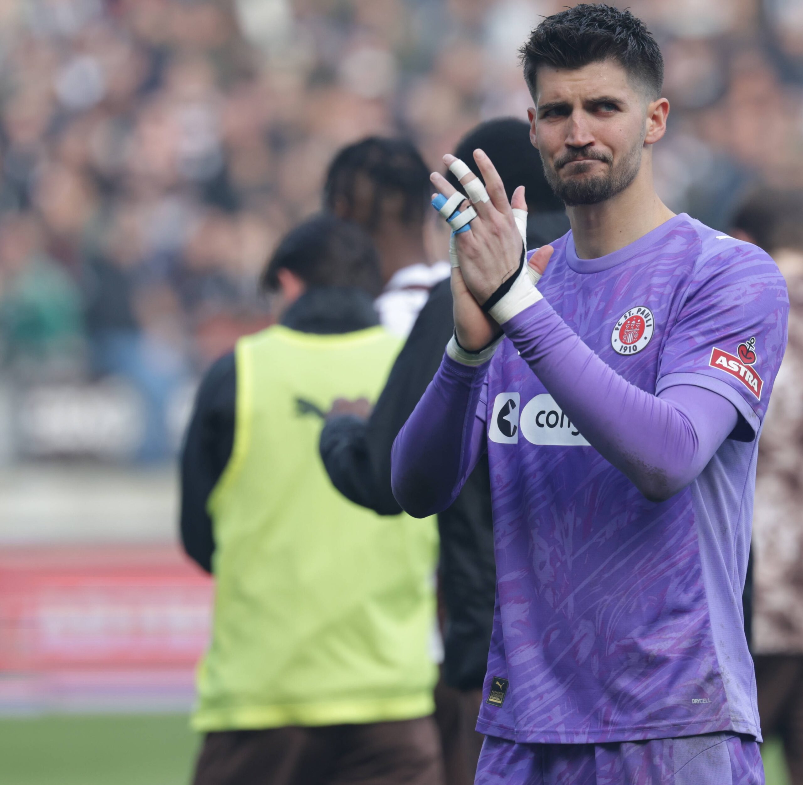 Nikola Vasilj weinend beim Abschied