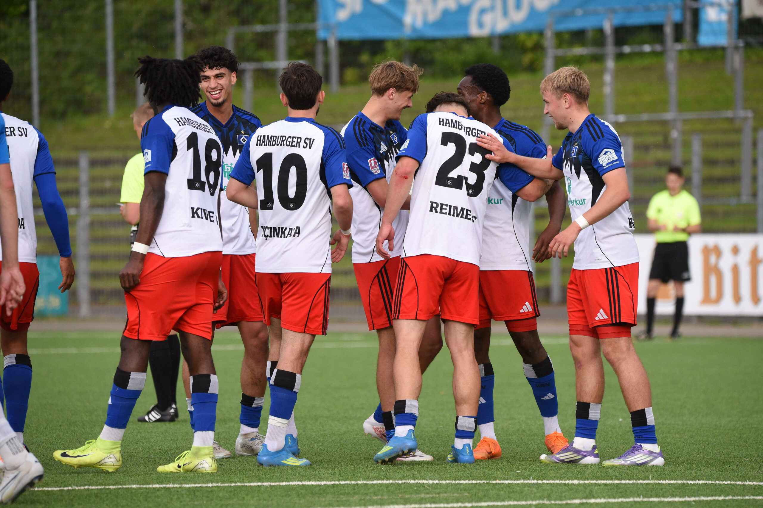 Die U21-Talente des HSV bejubeln ein Tor