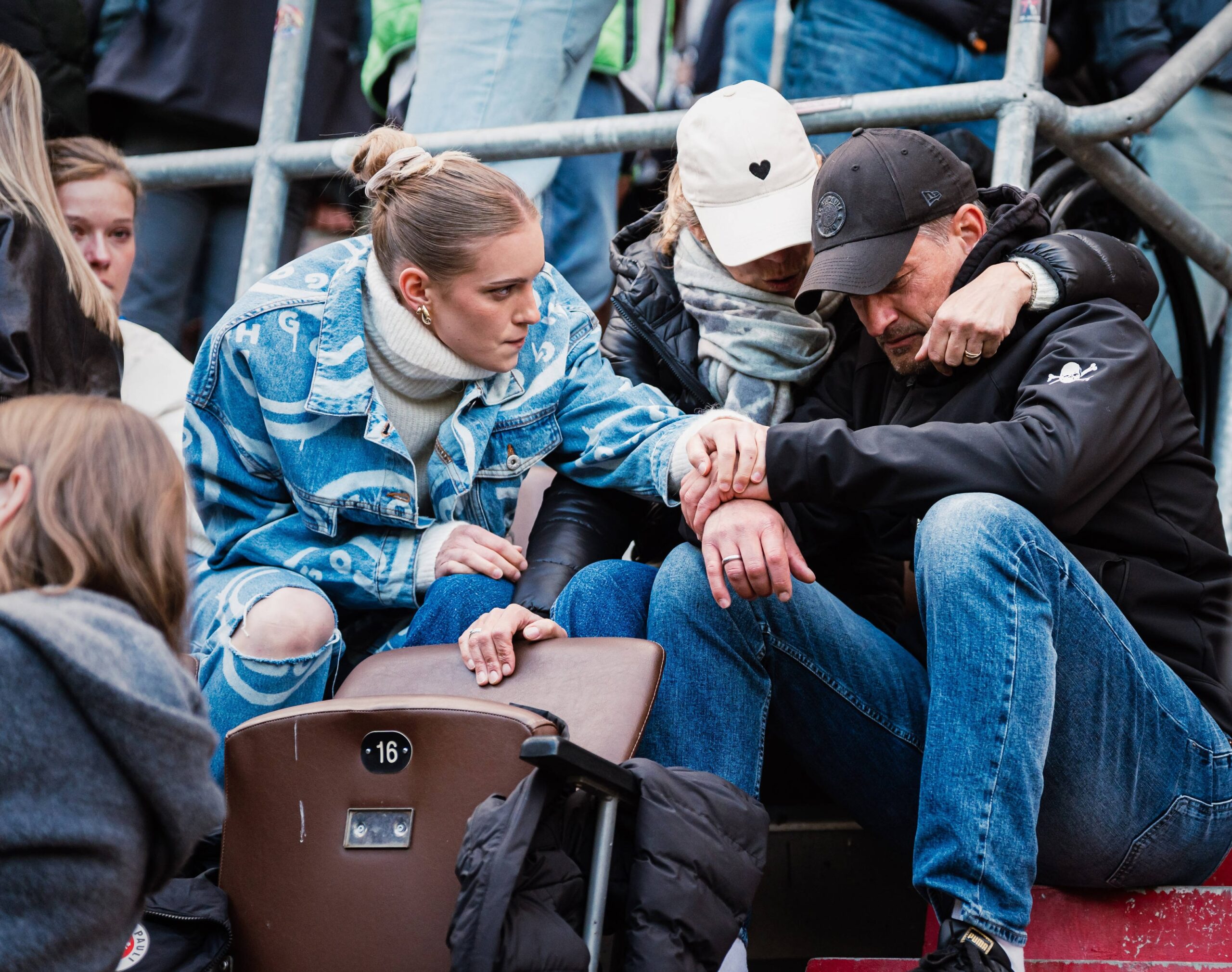 St. Pauli-Trainer Alexander Blessin wird von seiner Familie getröstet