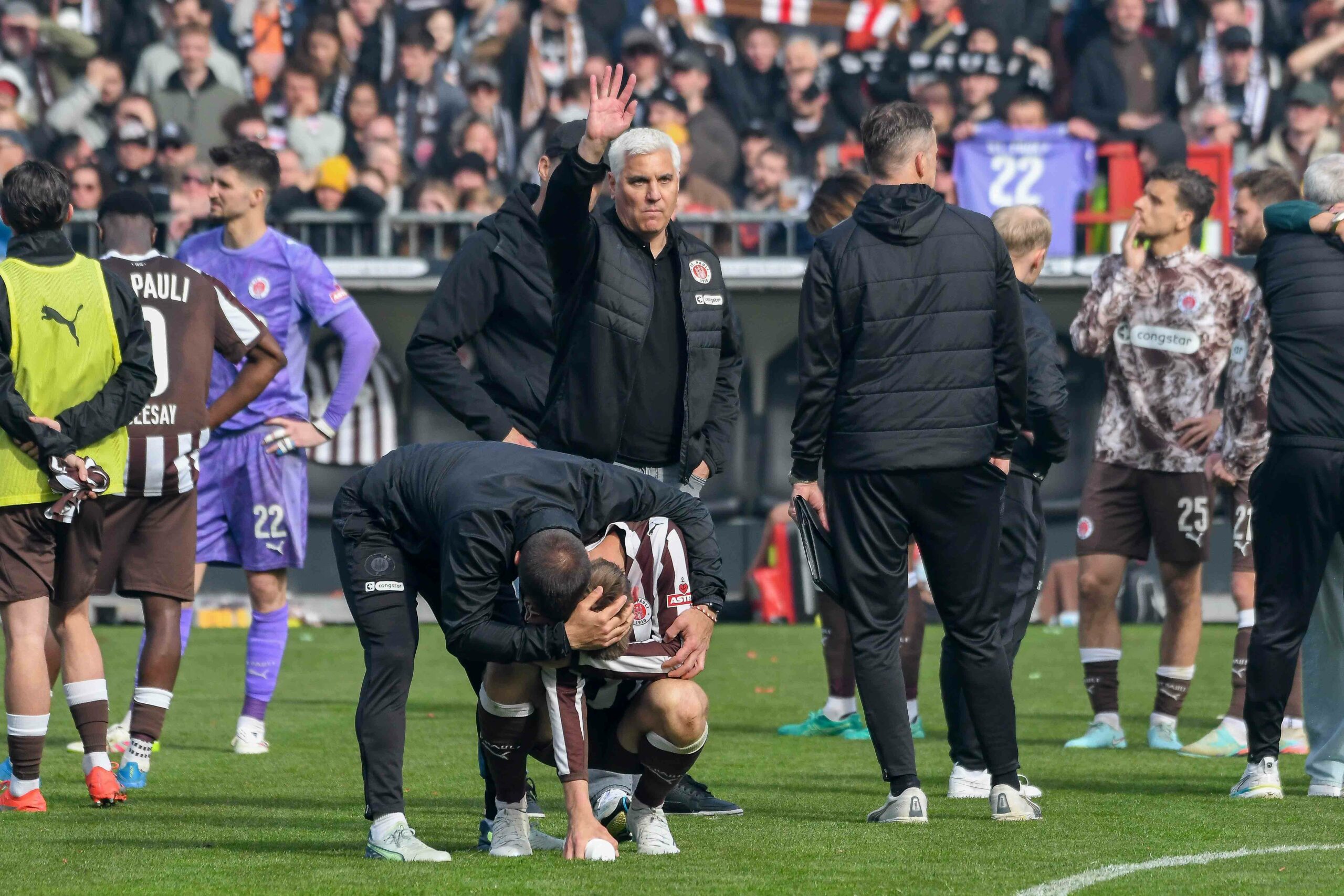 St. Pauli-Profi Hauke Wahl musste nach Abpfiff getröstet werden.