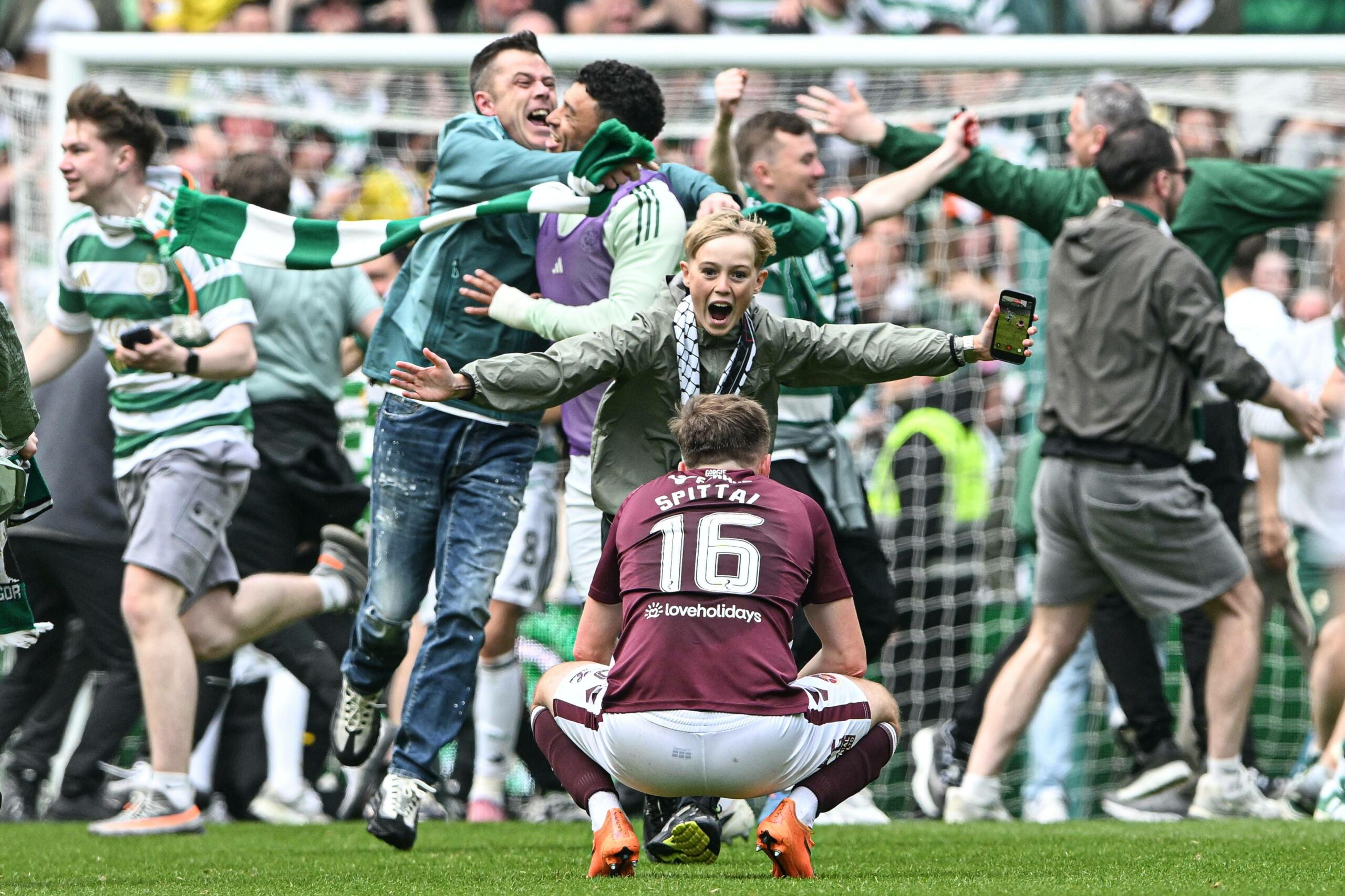 Celtic-Fans stürmen den Platz