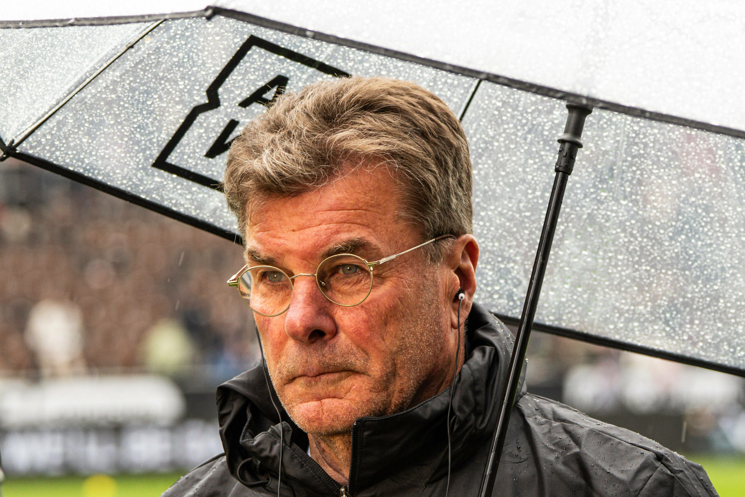 Dieter Hecking guckt nachdenklich in die Luft