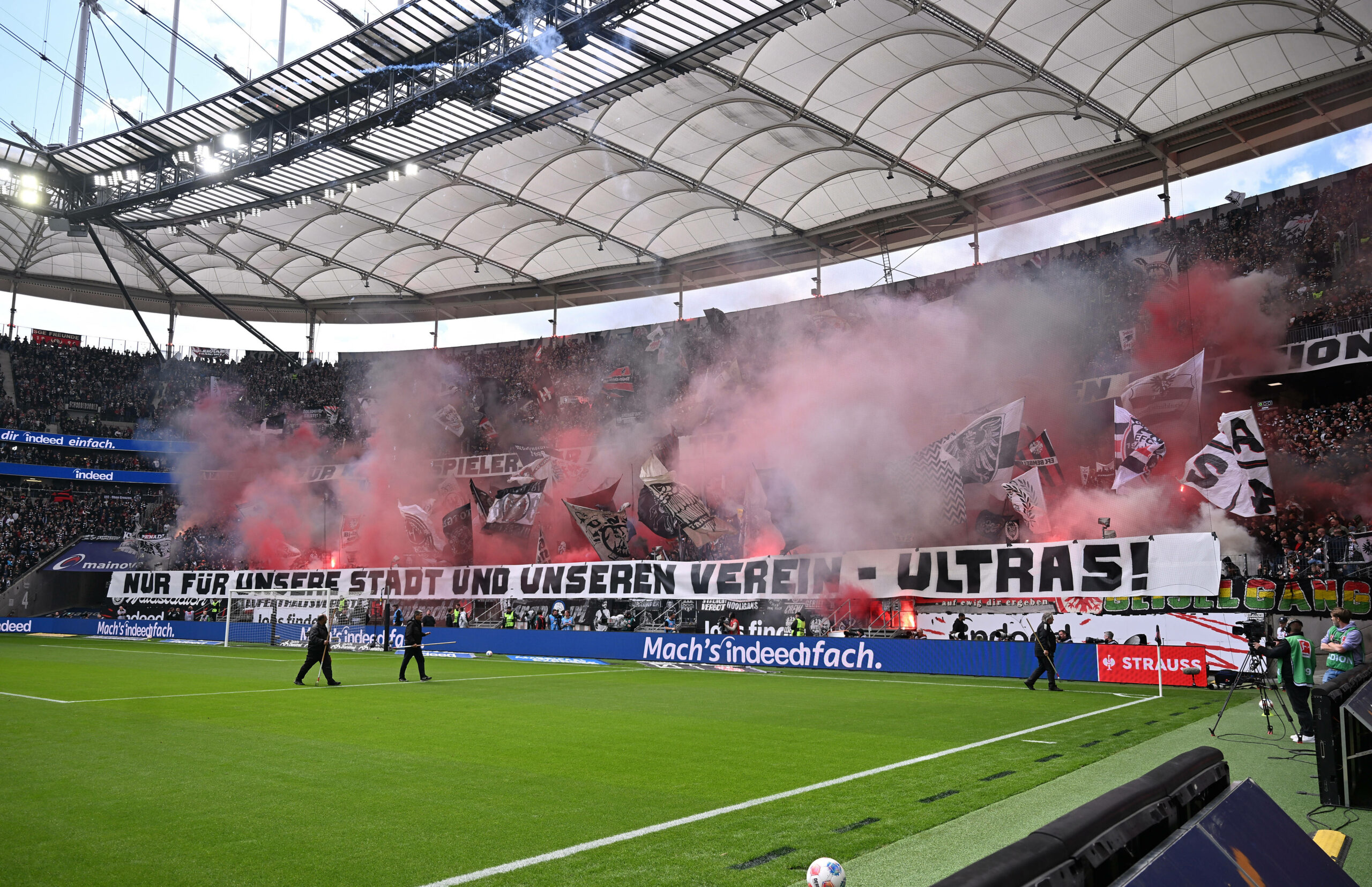 Pyrotechnik und Eintracht-Flaggen im Frankfurt-Block beim Spiel gegen VfB Stuttgart