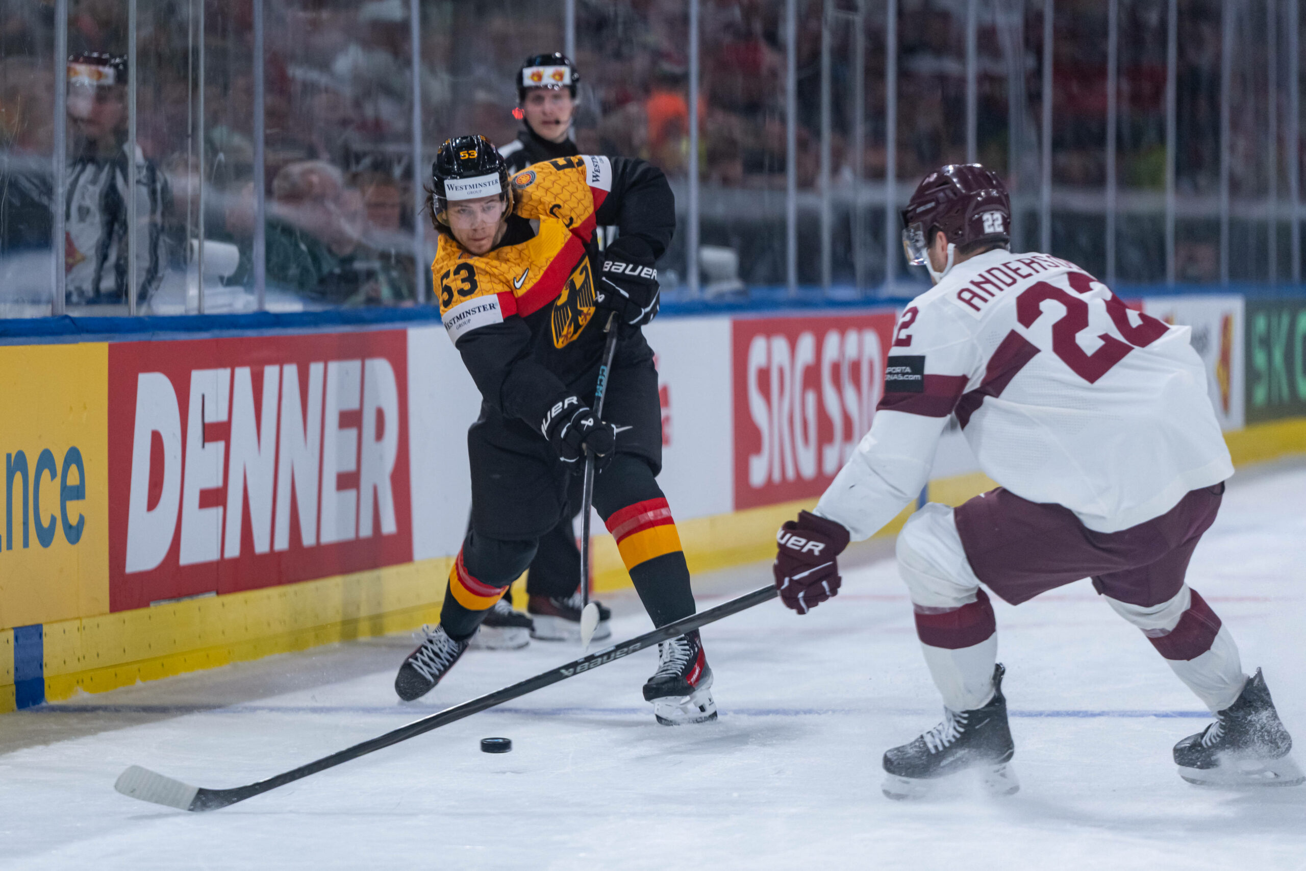 Moritz Seider (l.) im duell mit Toms Anderson um den Puck