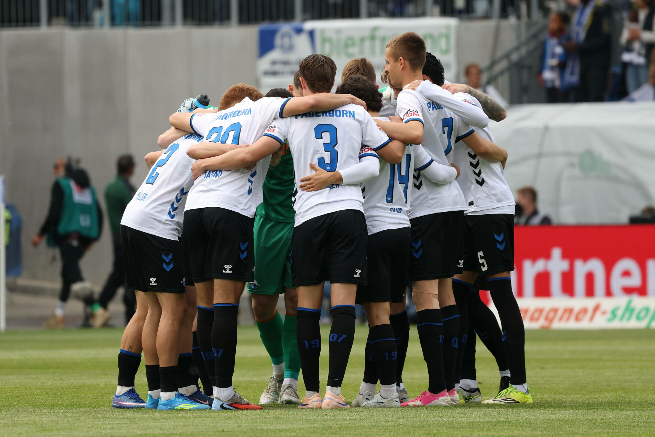 Der SC.Paderborn im Mannschaftskreis vor dem Spiel