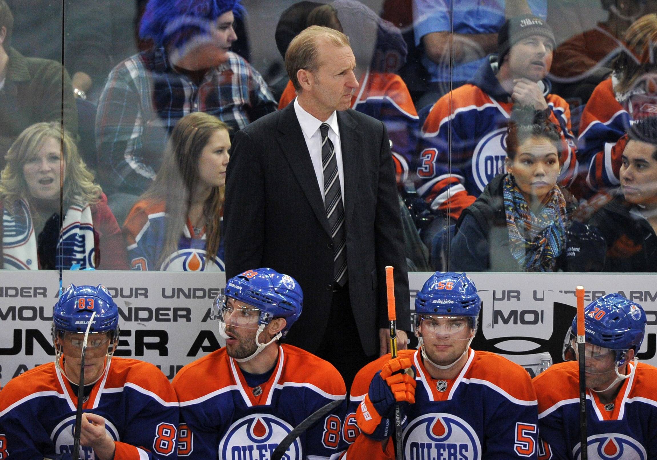 Ralph Krueger steht auf der Eishockey-Bank der Edmonton Oilers.