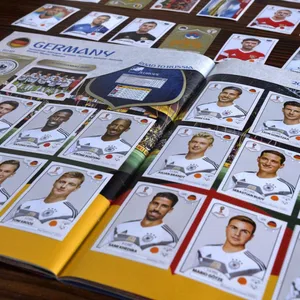 DFB-Spieler in einem Sammmelalbum von Panini vor der Übernahme von Topps