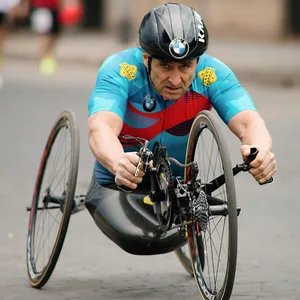 Ex-Formel-1-Star Alessandro Zanardi nimmt mit seinem Hand-Rad am Rom-Marathon teil