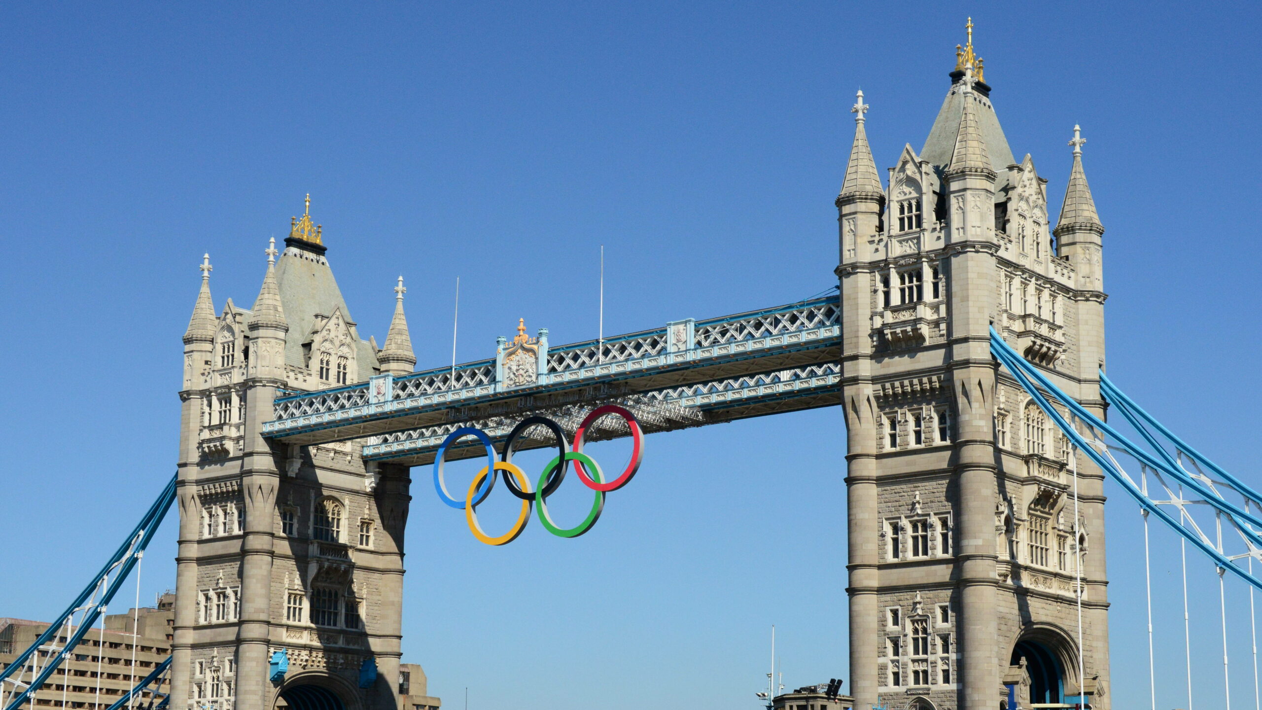 Die Olympischen Ringe hängen an der Tower Bridge