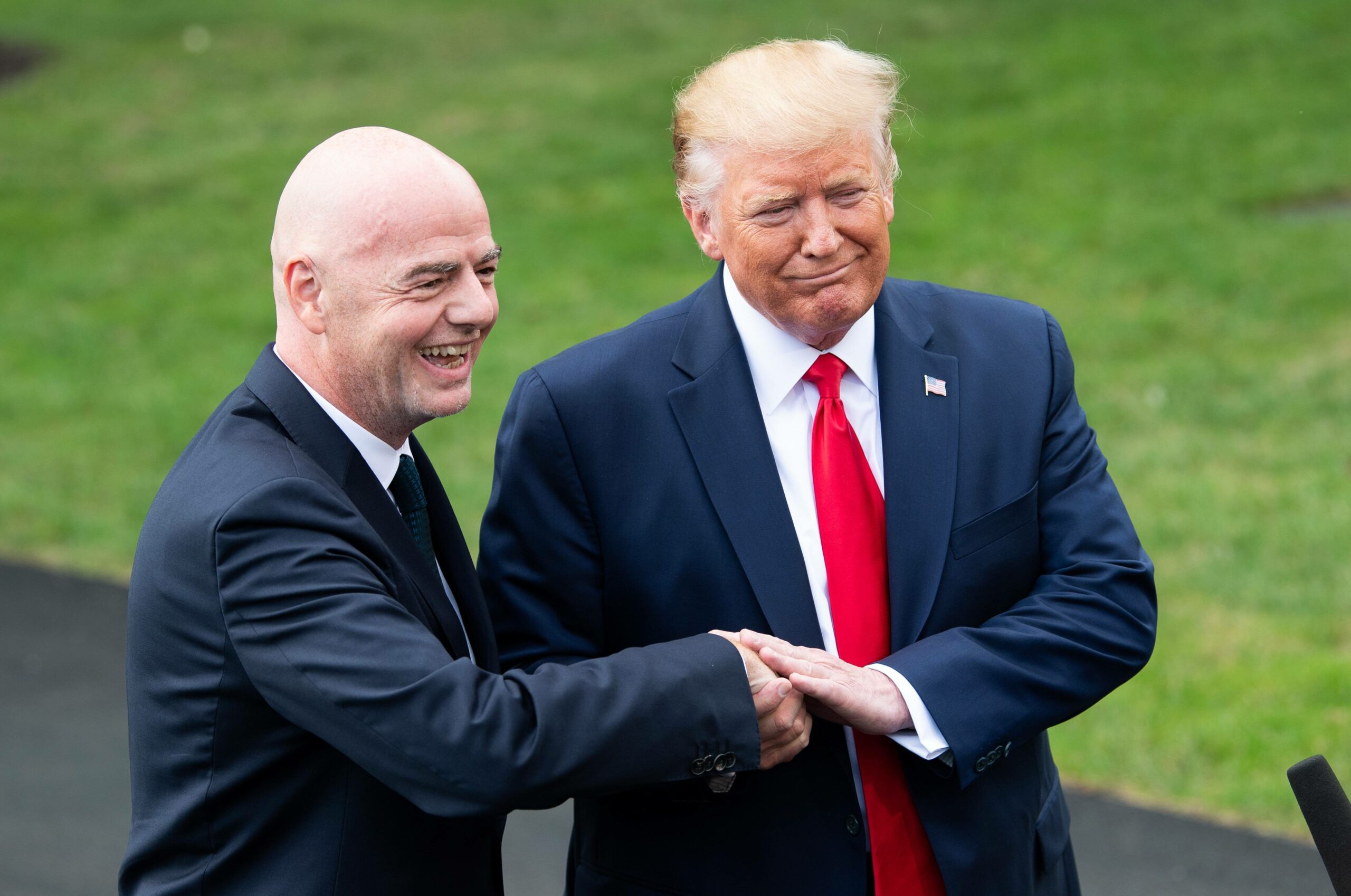 Donald Trump hält Gianni Infantinos Hand