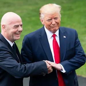 Donald Trump hält Gianni Infantinos Hand