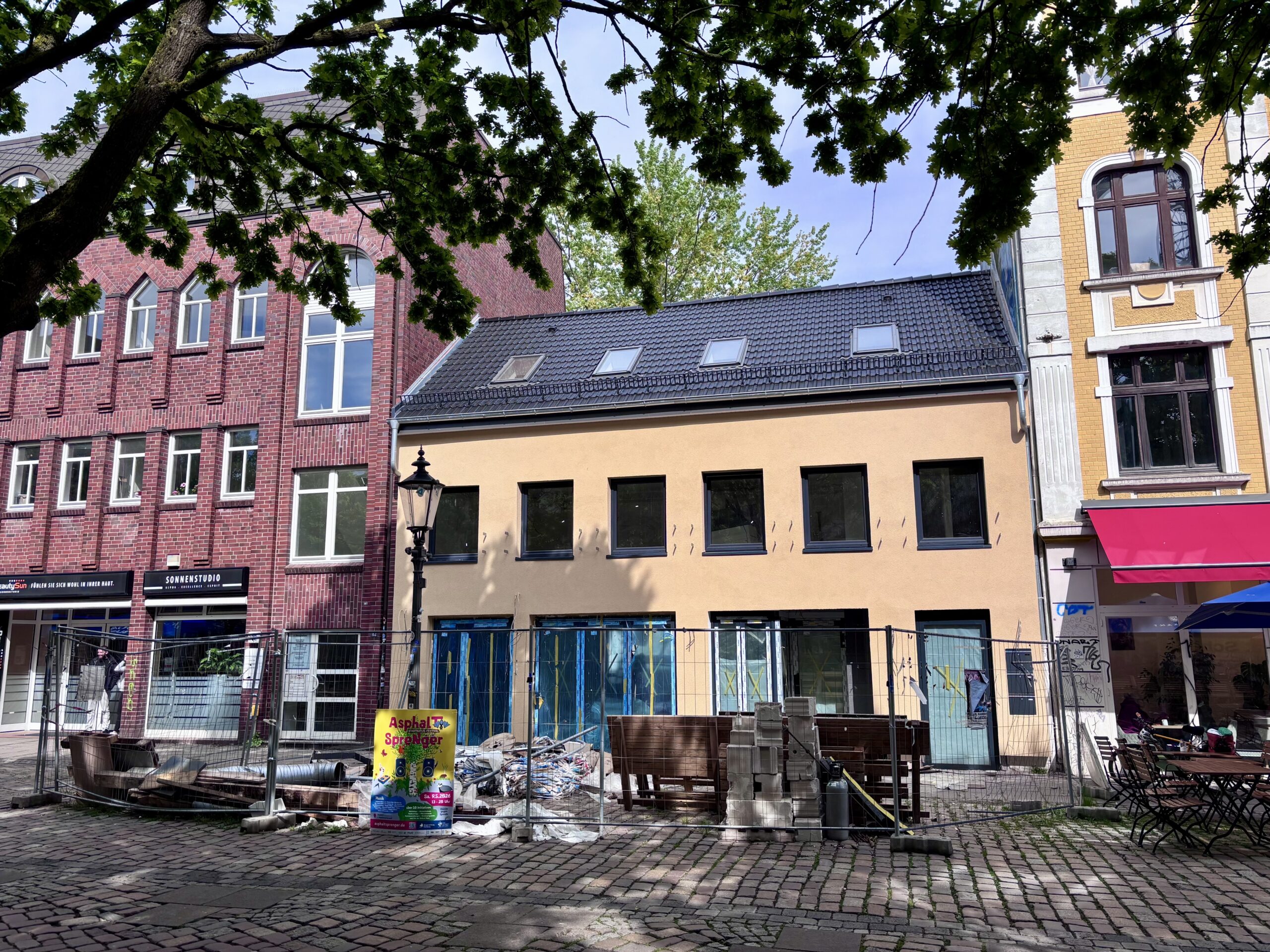 Ockerfarbenes Haus mit Baumaterial dafor