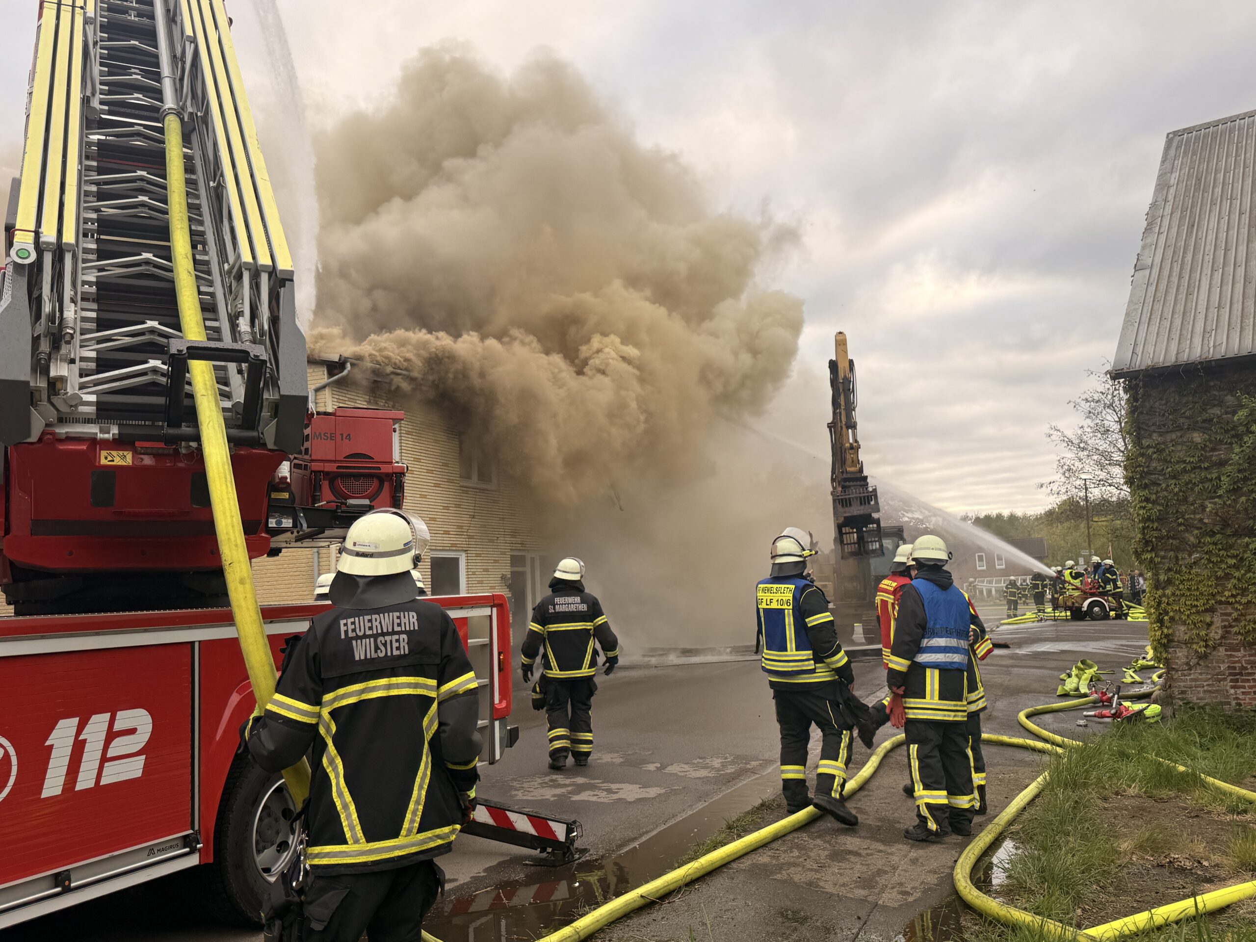 Feuerwehrleute bekämpfen den Brand eines Hauses in Kudensee.