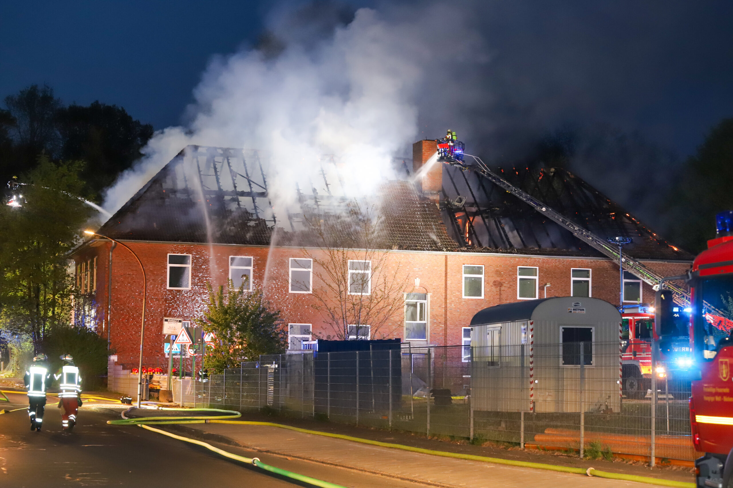 Dichter Rauch steigt aus dem Haus auf.