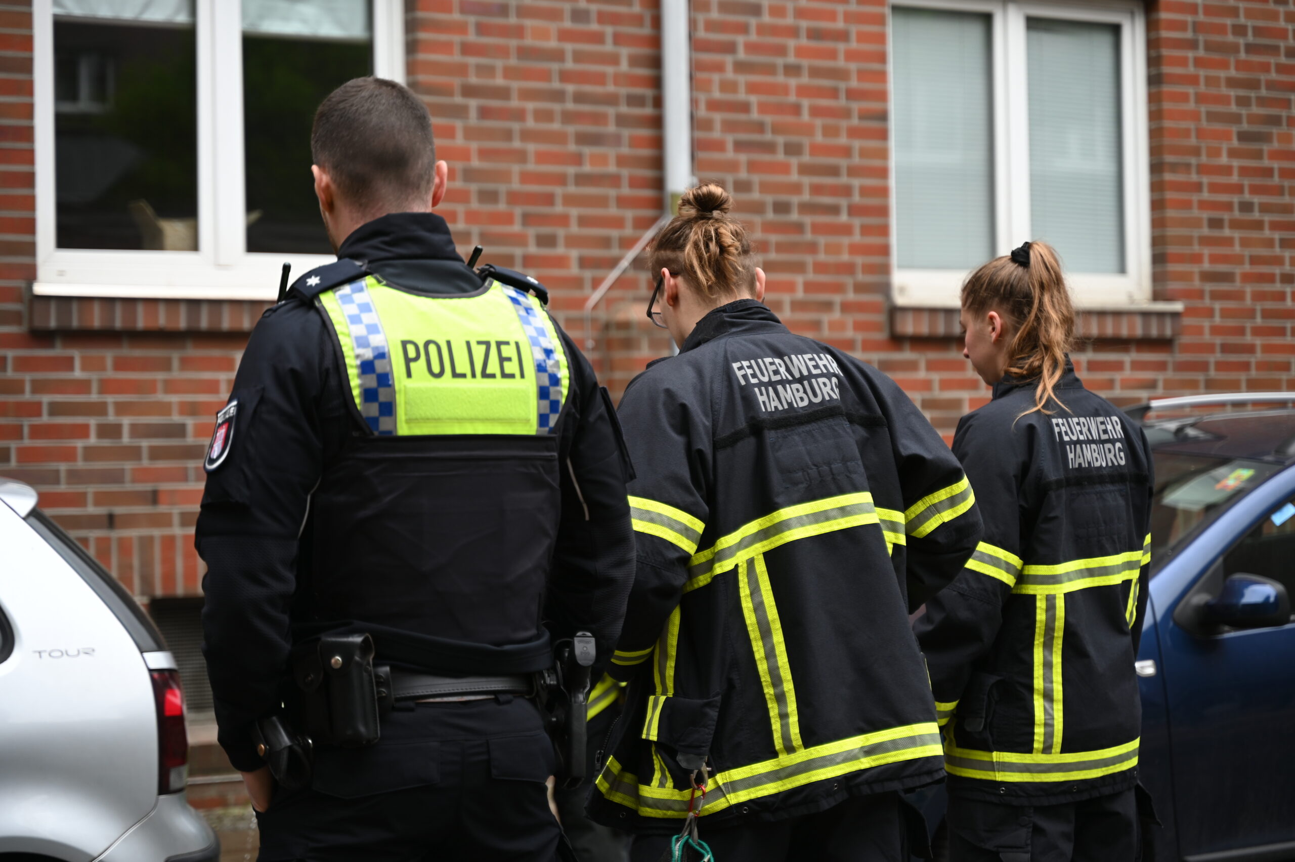 Ein Kleinkind ist in Hamburg aus dem zweiten Stock gestürzt, die Polizei ermittelt.