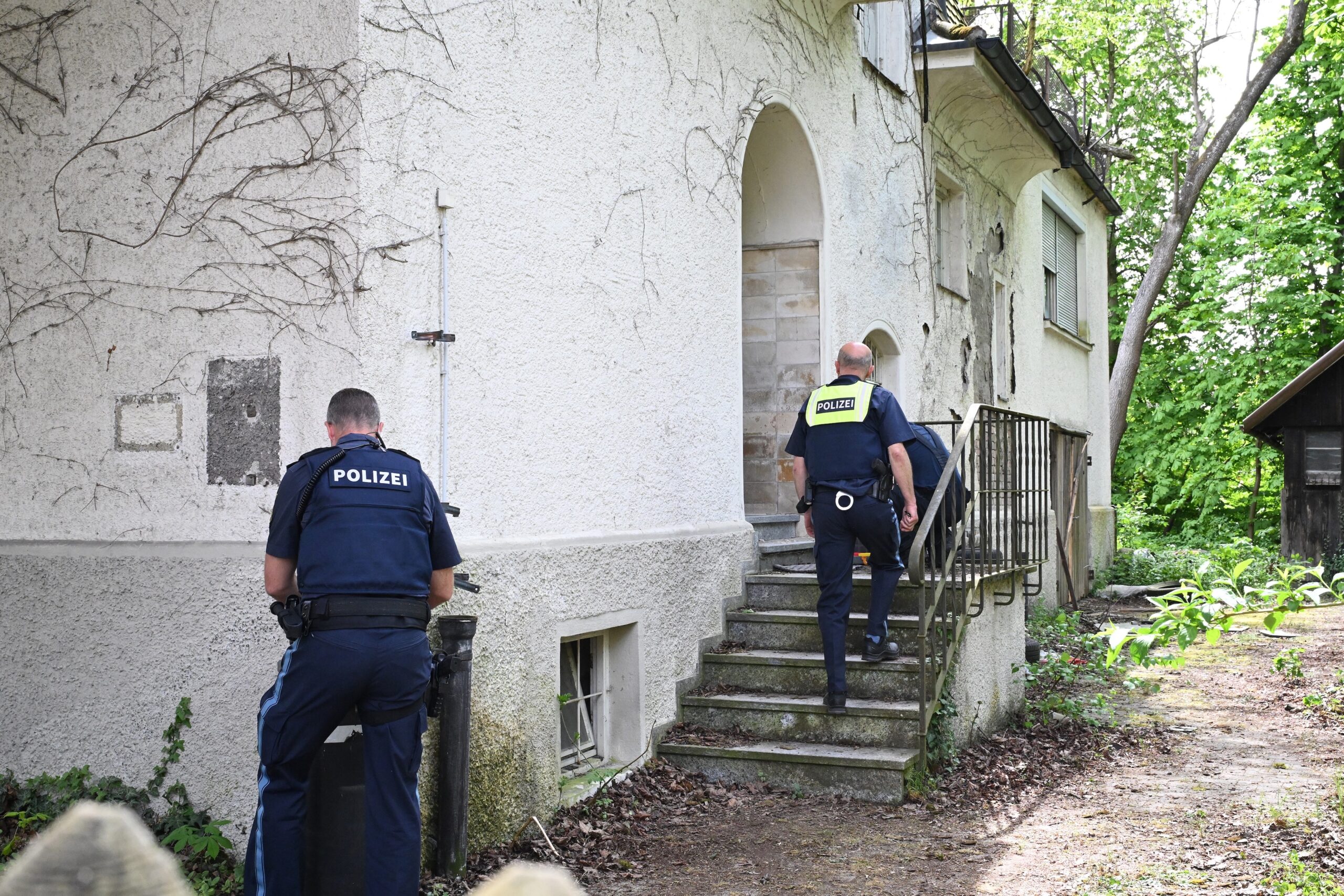 Einsatzkräfte der Polizei vor dem leerstehenden Gebäude in Memmingen.