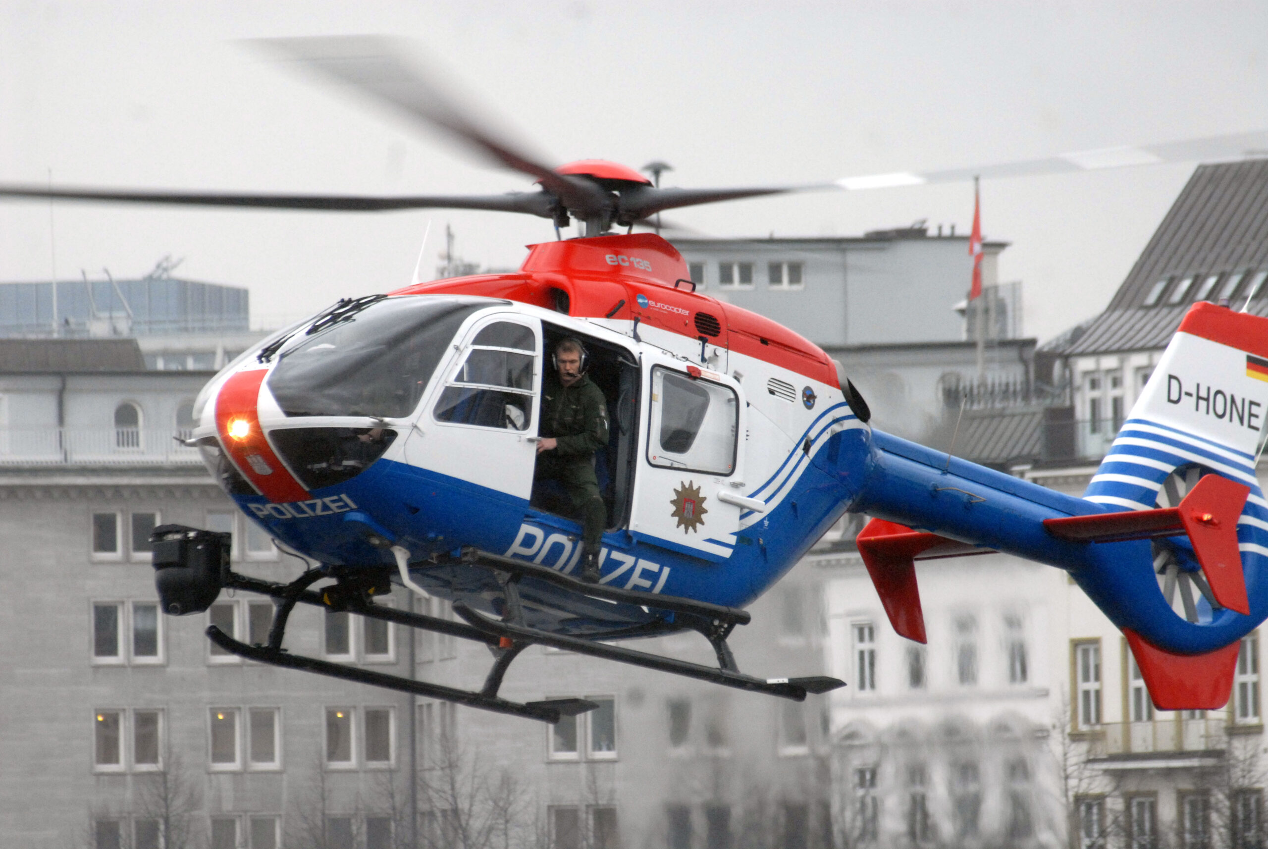 Mann mit Messer überfällt Eisdiele in Eppendorf – mehrere Streifenwagen und Polizeihunschrauber im Einsatz