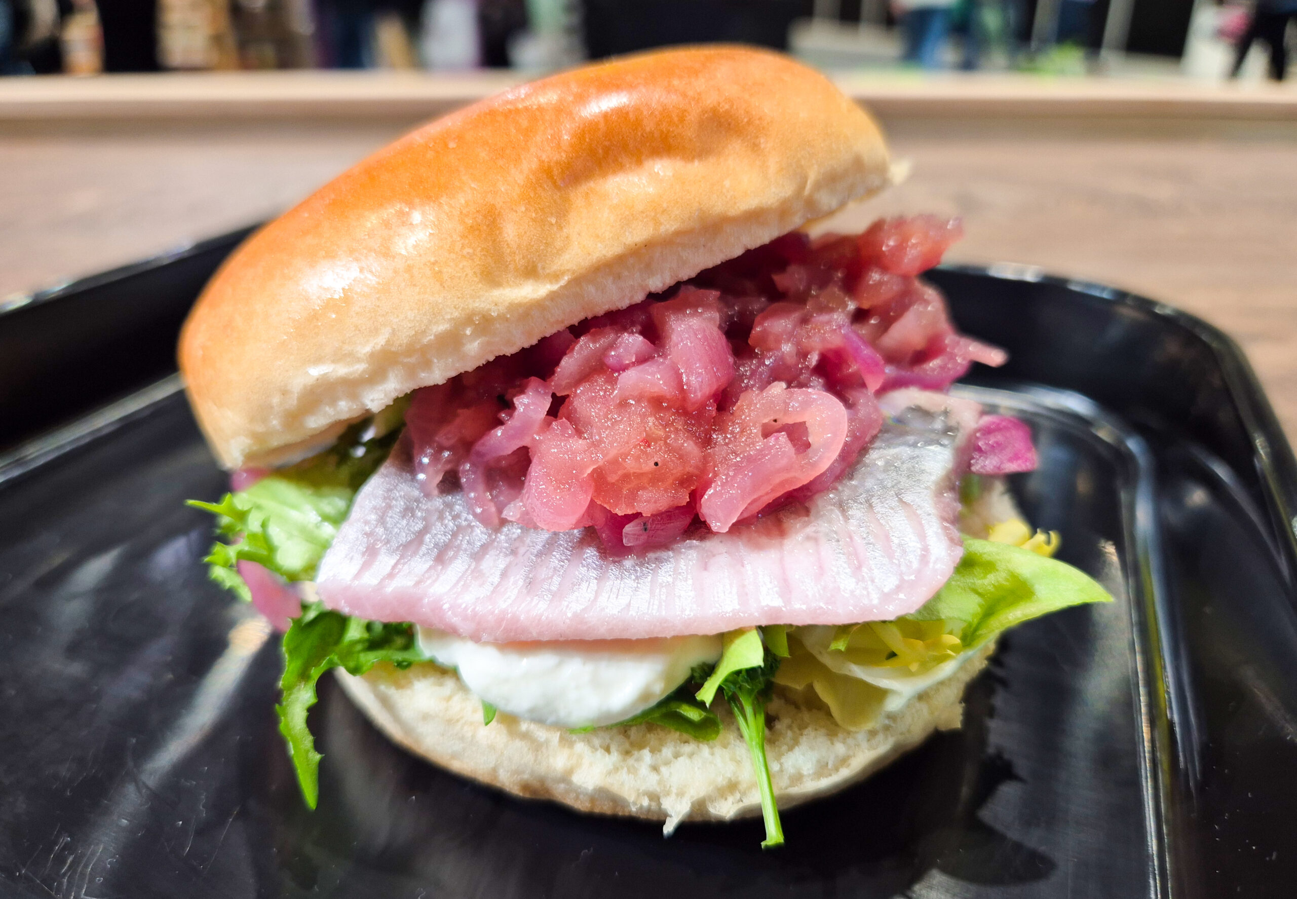 Der besondere Reiz bei diesem Matjesburger: eine karamellige Zwiebel-Apfel-Mischung on top.