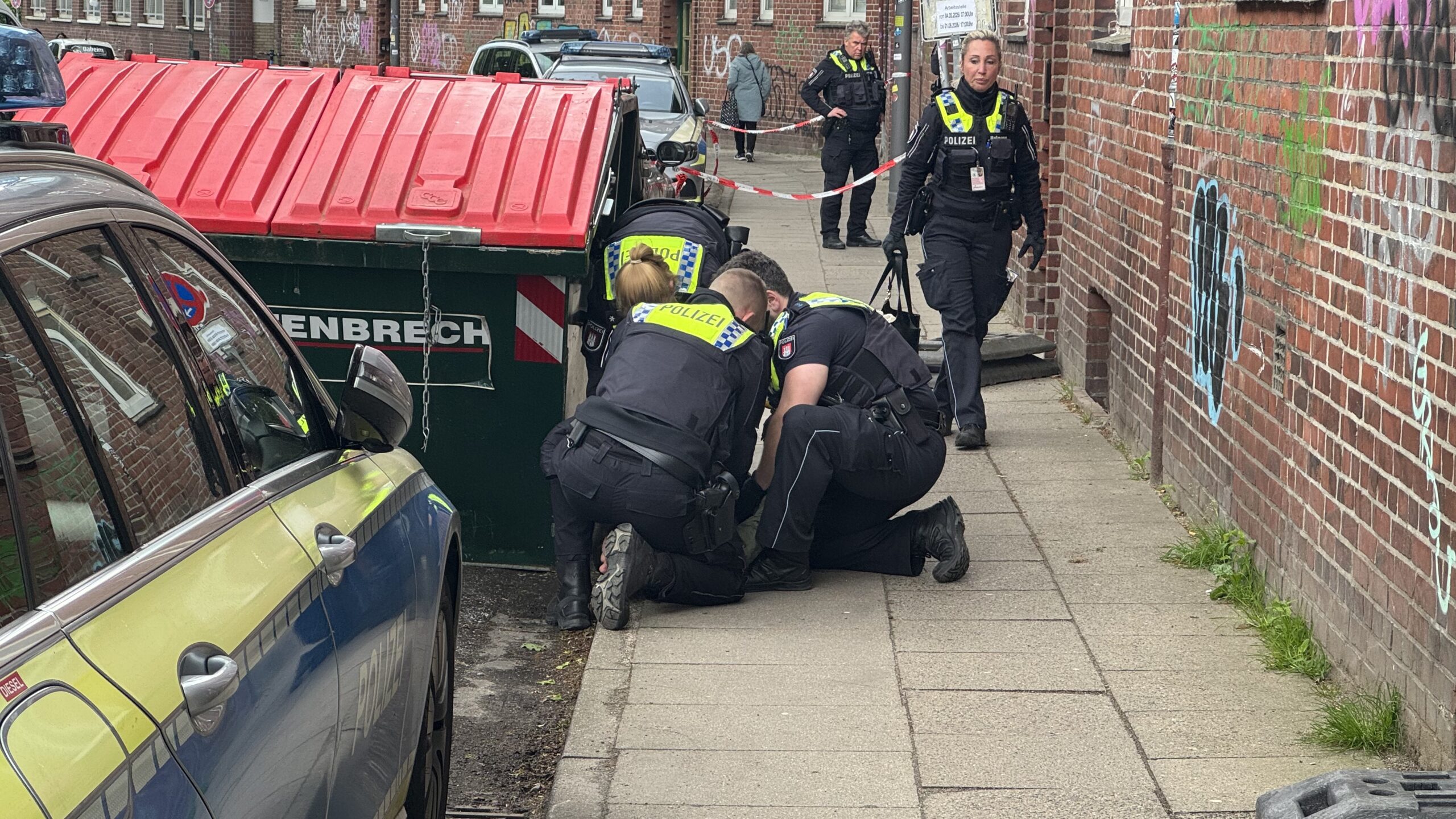 Nach einer Messerattacke in Hamburg Bahrenfeld kümmern sich Einsatzkräfte um eine verletzte Person.