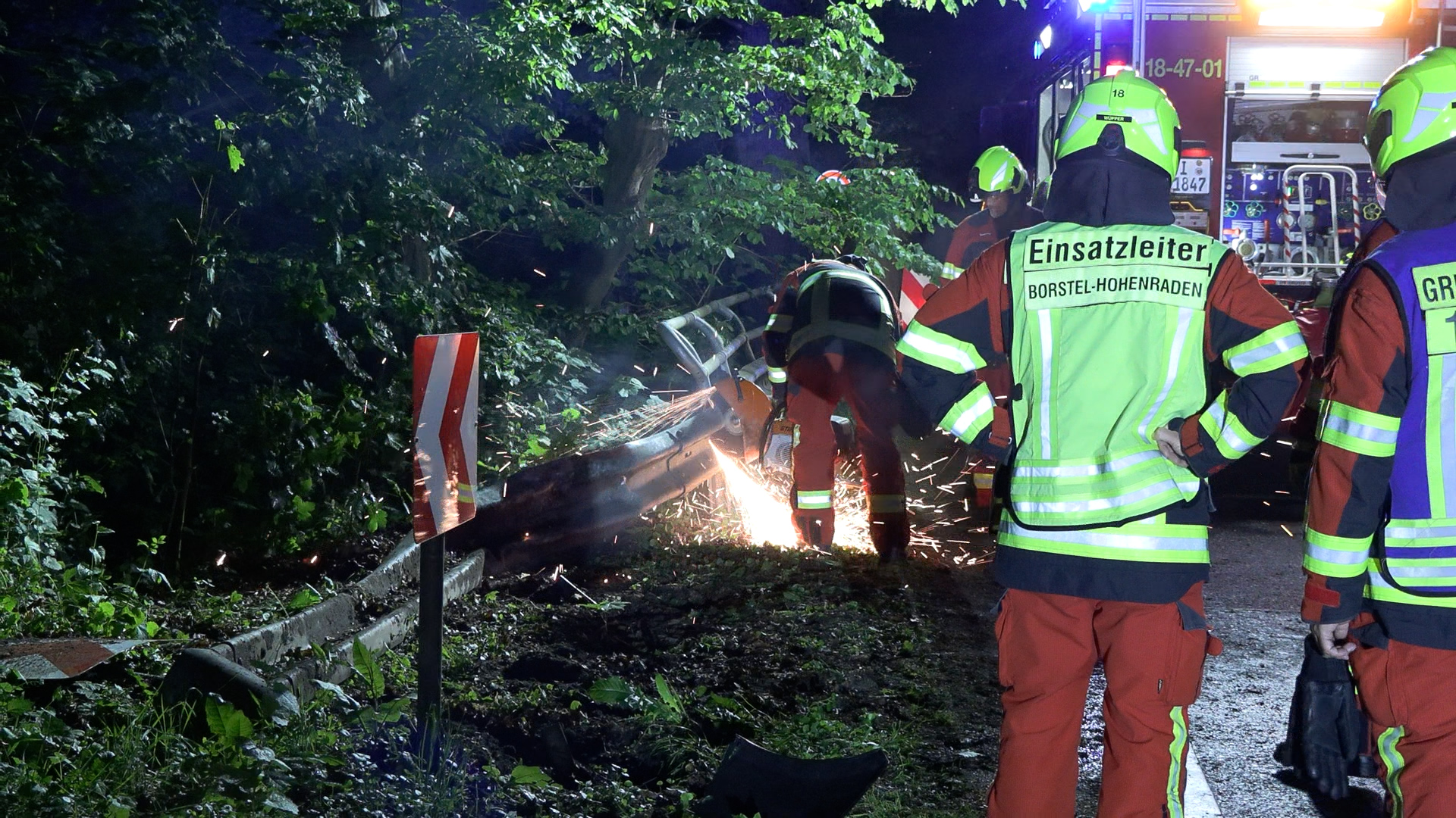 Schwerer Unfal im Kreis Pinneberg – Auto in Wald gescleudert – dann brennt es