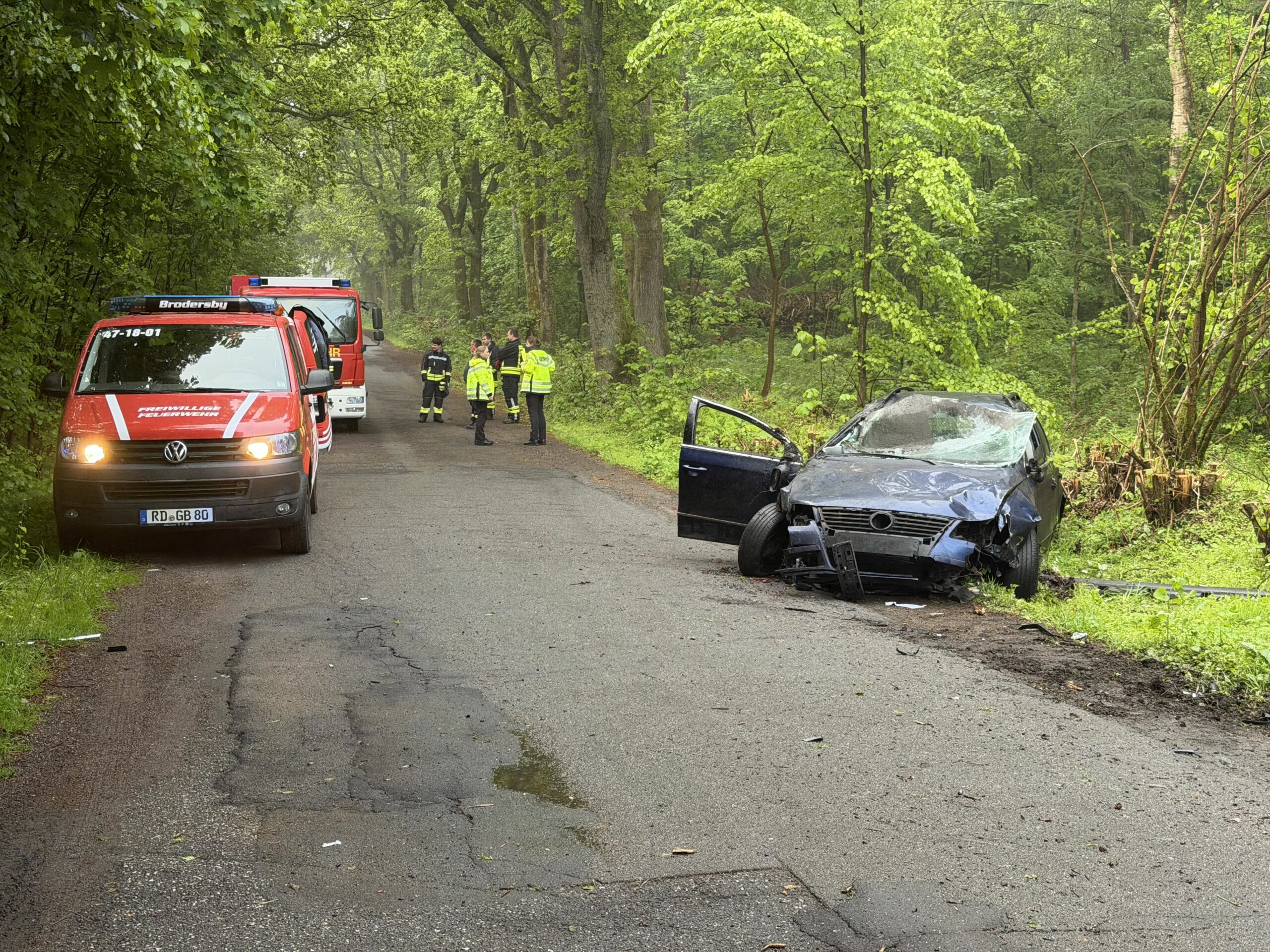 Das Auto steht nach dem Überschlag völlig demoliert in einem Wald in Kosel. Die Polizei fahndet nach dem Fahrer.