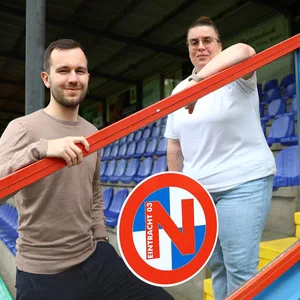 Anna Will und Finn Spitzer von Eintracht Norderstedt auf der Tribüne