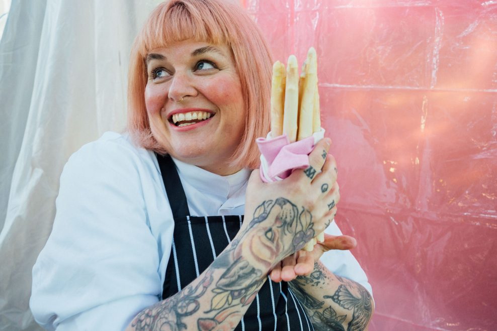 Köchin Nina Meyer hält weißen Spargel in der Hand
