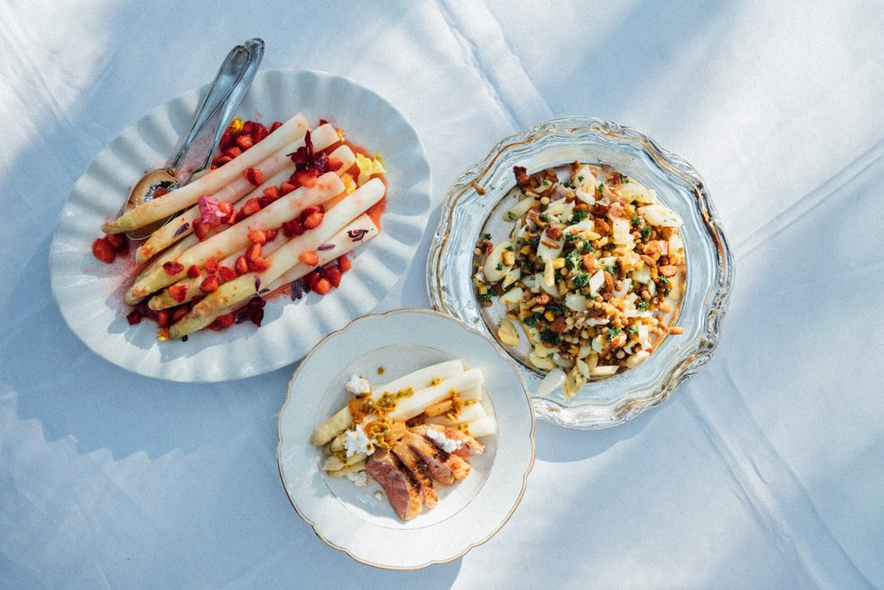 Drei angerichtete Spargelgerichte aus der Vogelperspektive