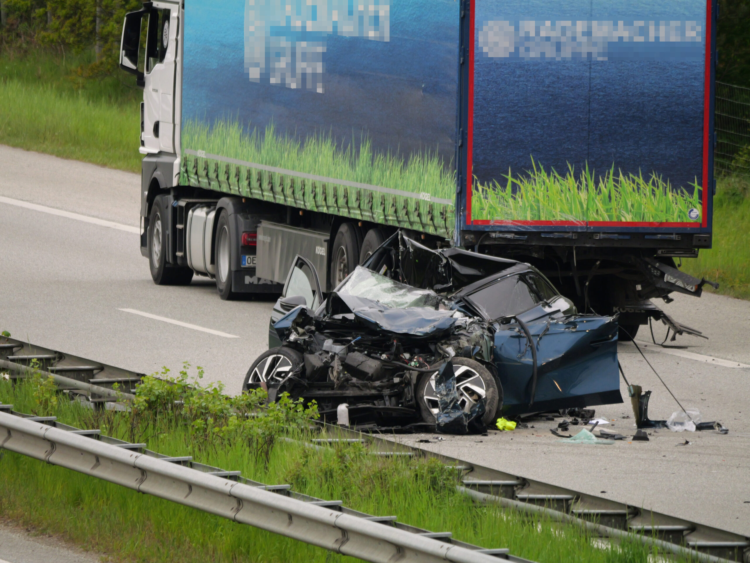 Nach der Kollision blieb von dem Auto nur noch ein Wrack übrig.