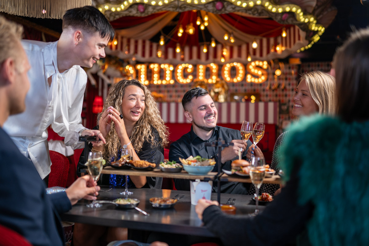 Das Ambiente soll an einen Zirkus erinnern.