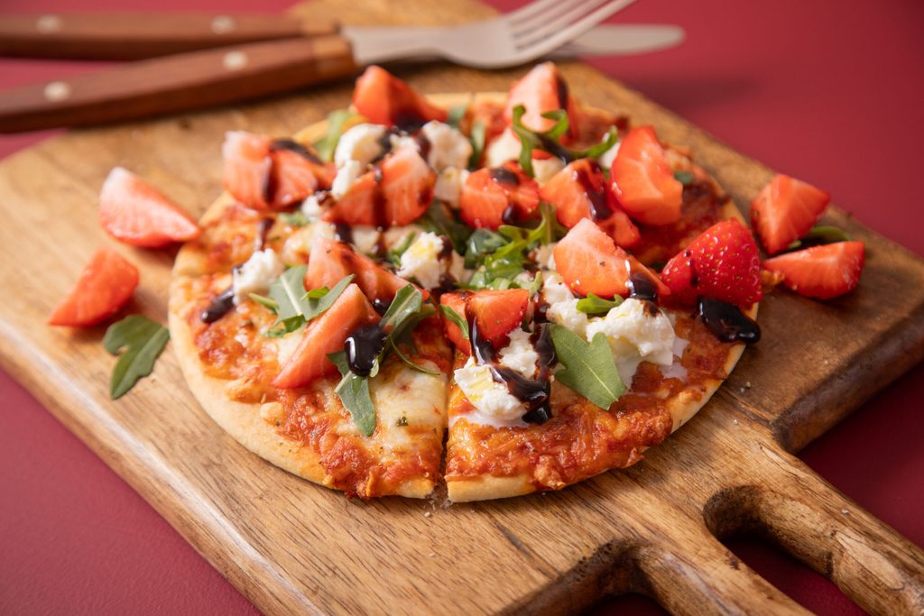 Pizza Margherita mit Erdbeeren und Rucola
