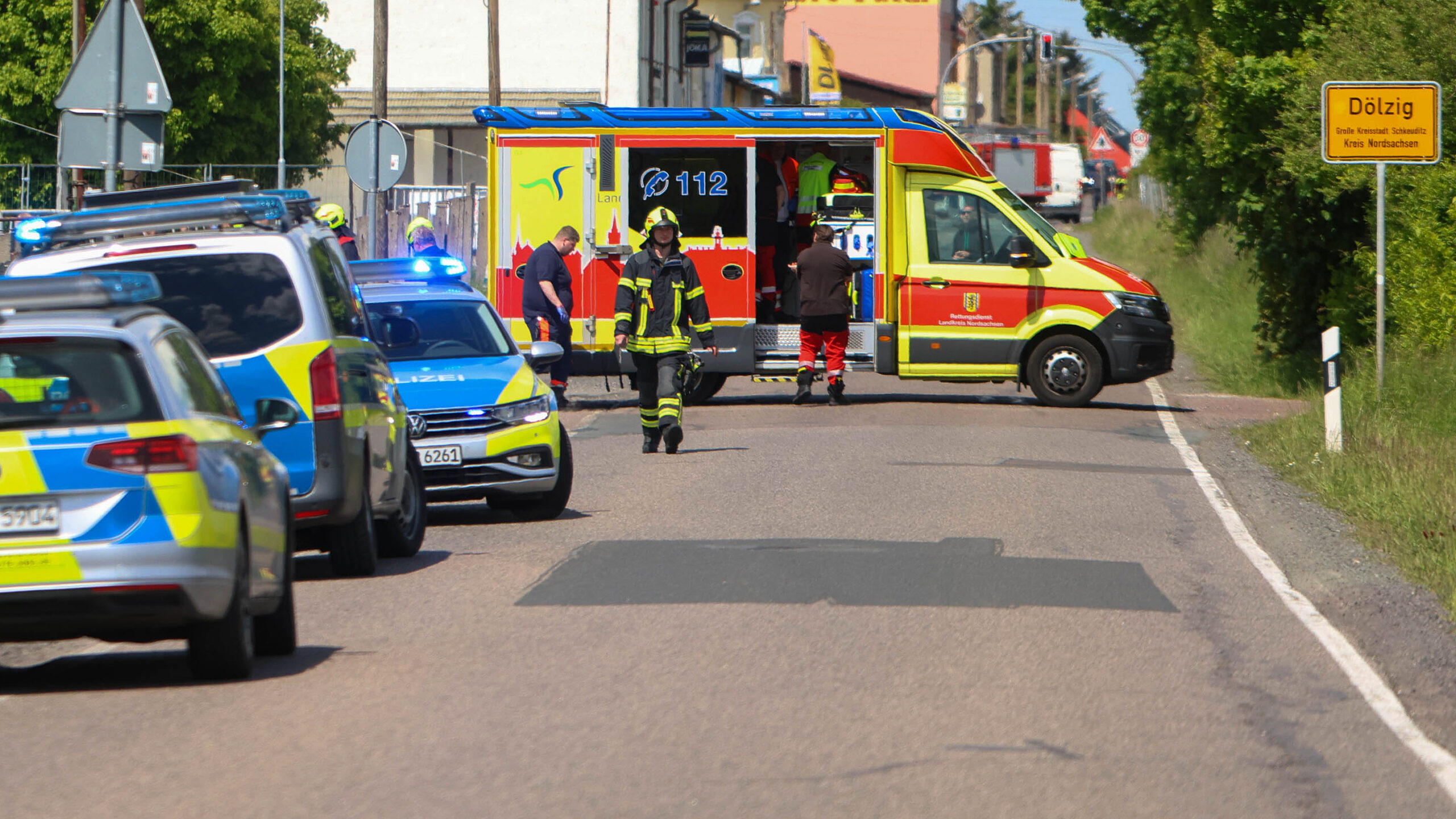 Polizei und Rettungsdienst sind in der Nähe von einem Gewerbegebiet in Schkeuditz im Ortsteil Dölzig im Einsatz. Die Polizei hat am Nachmittag bei Leipzig einen entlaufenen Tiger erschossen.