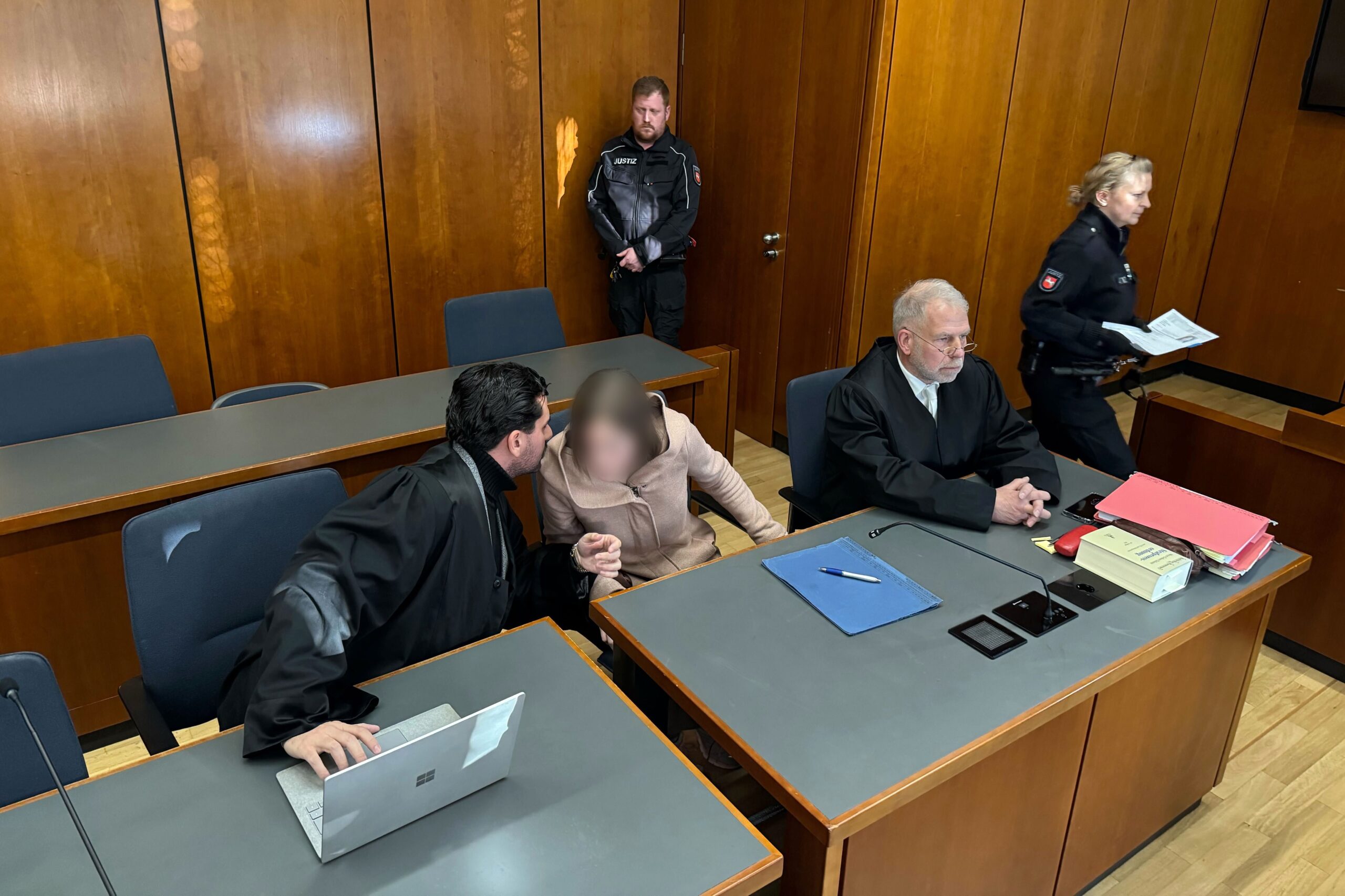Die angeklagte Sozialarbeiterin zwischen ihren Anwälten im Landgericht Göttingen (Archivbild).