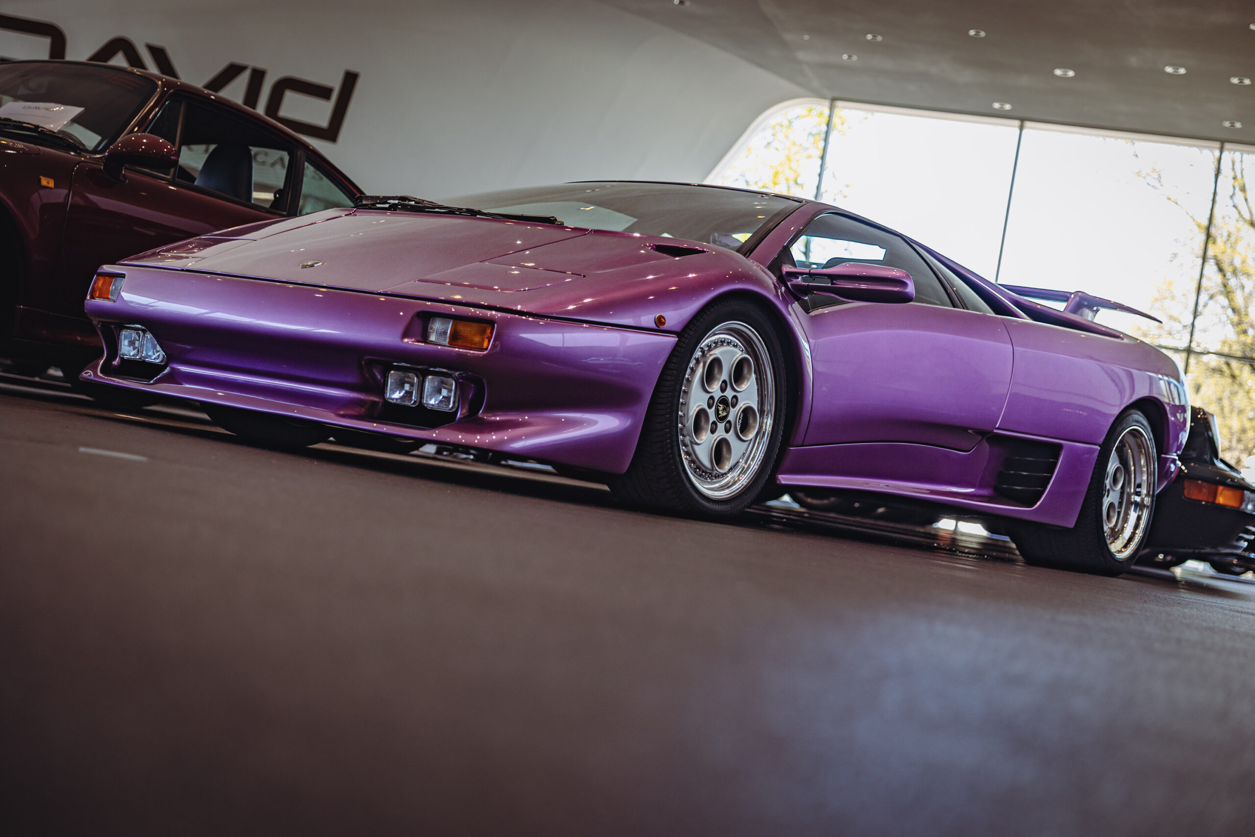 Wie aus einem 90er-Fiebertraum: Der violette Lamborghini Diablo im Jamiroquai-Stil.