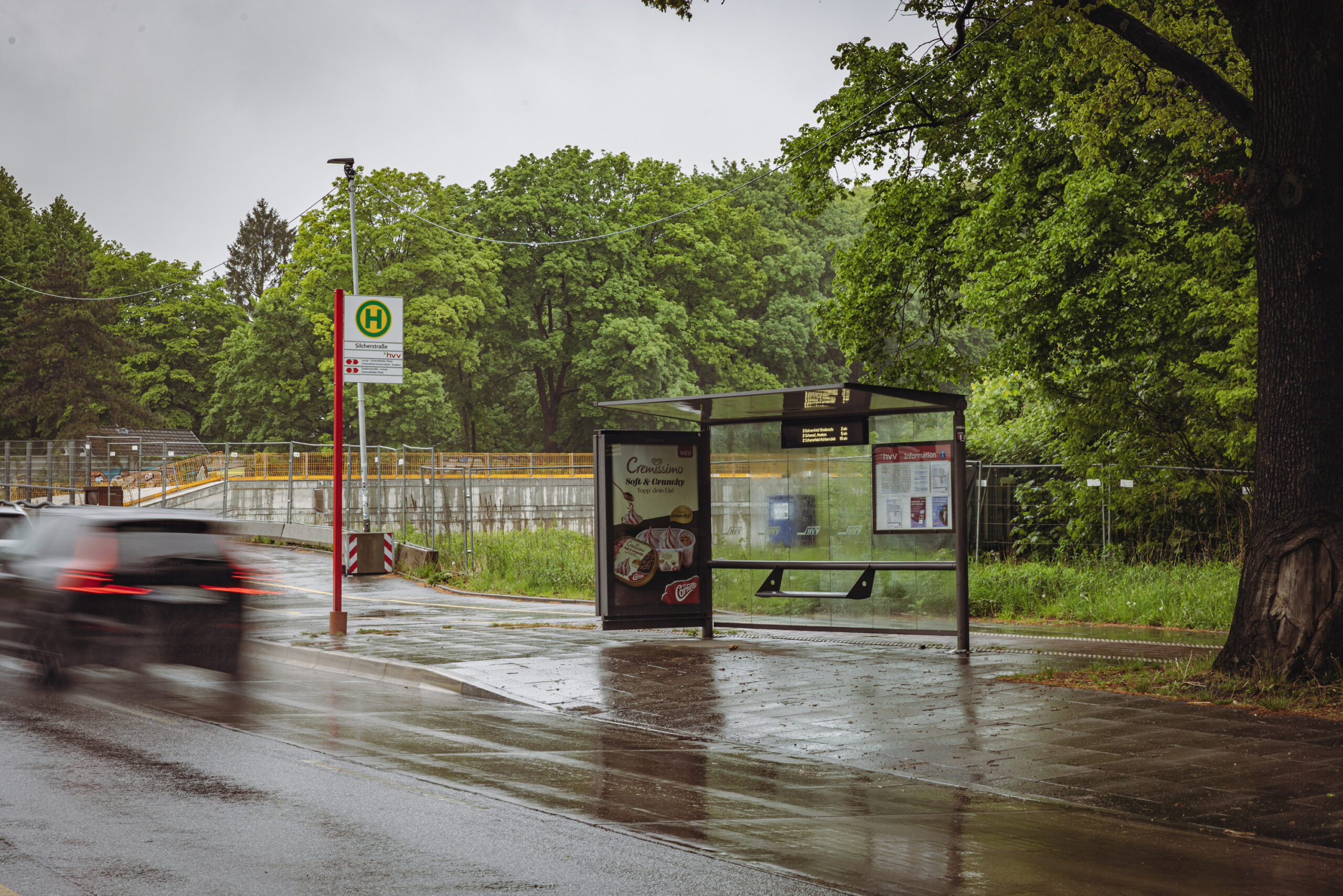 An der Bushaltestelle Silcherstraße soll das Mädchen in den Bus gestiegen sein.