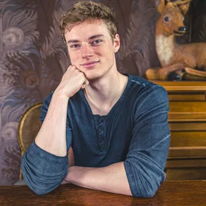 Luis Flügel im Esszimmer seines Familienhauses. Der 24-Jährige ist in Eidelstedt aufgewachsen. Aktuell tritt er bei „Germany’s Next Topmodel“ auf.