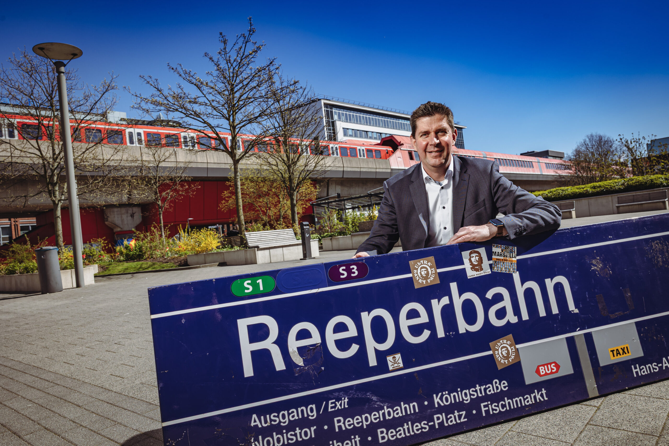 Bis zum 31. Mai können Kiez-Fans an der Versteigerung des Stationsschilds teilnehmen.