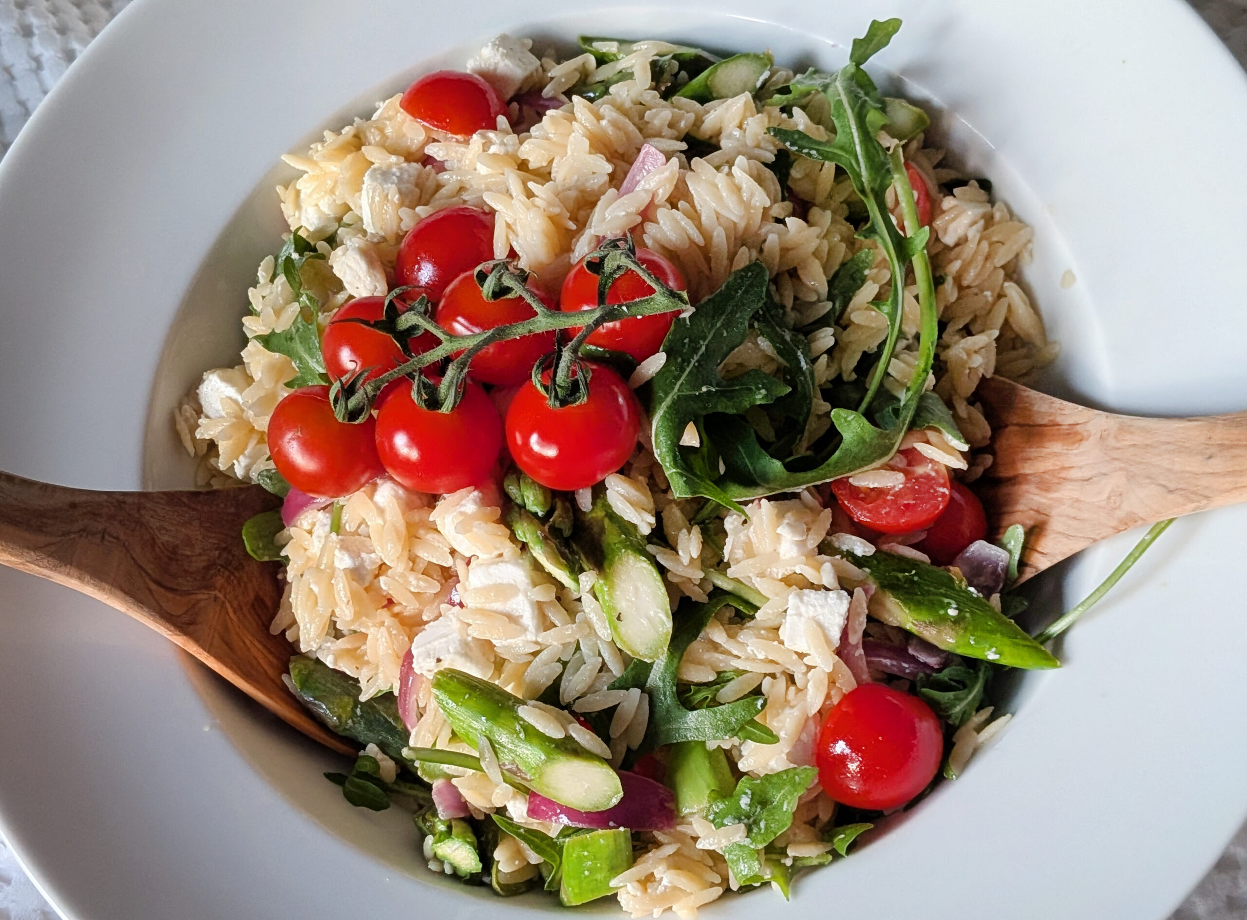 Reisnudelsalat mit gebratenem grünen Spargel.