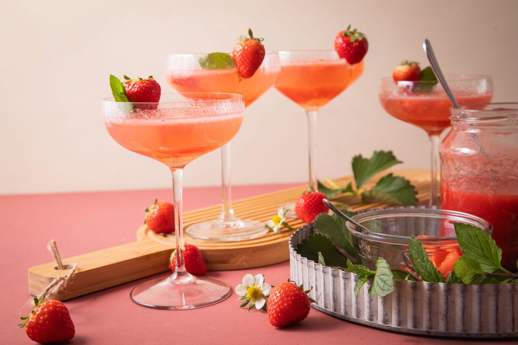 Rosé-Sekt mit Erdbeer-Vanille-Chili-Püree und Minze