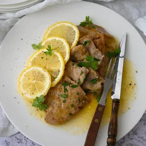 Die handtellergroßen Kalbsschnitzel werden auf etwa 0,5 Zentimeter flach geklopft, mariniert und dann auf jeder Seite je 2 Minuten gebraten.