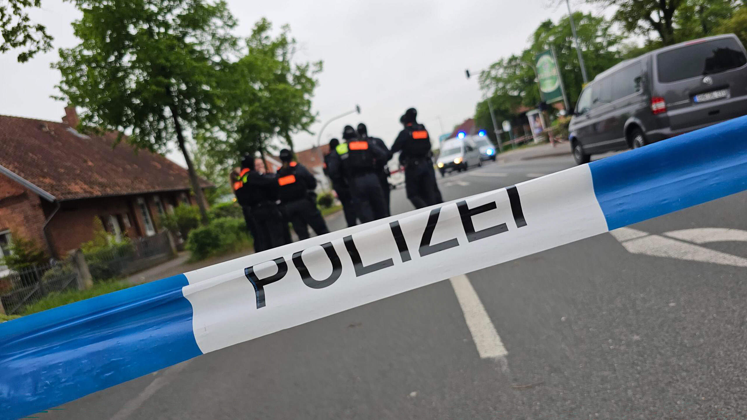 Polizeikräfte am Tatort in Nienburg.