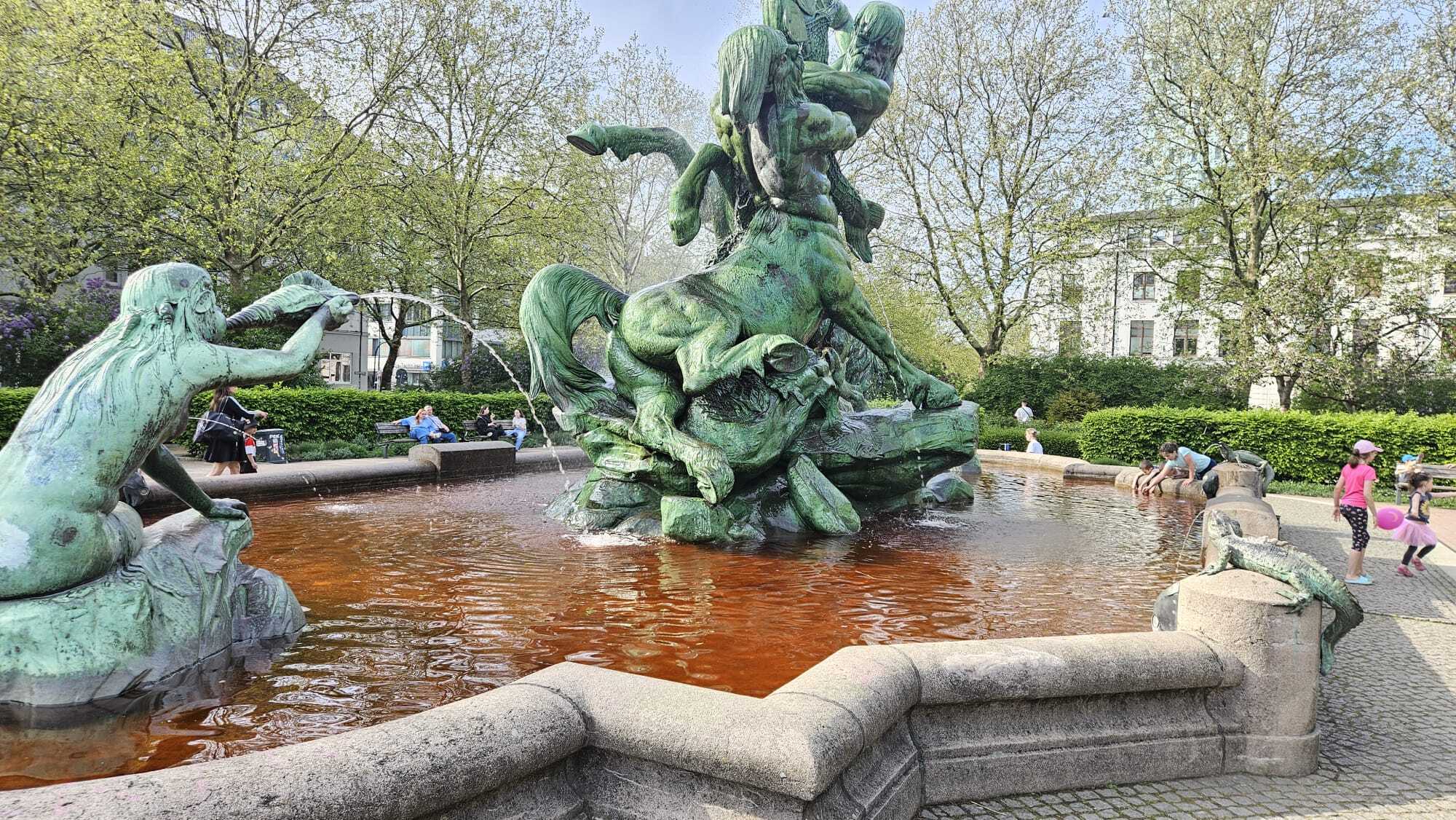 Das Wasser des Stuhlmannbrunnens in Ottensen ist rot gefärbt.