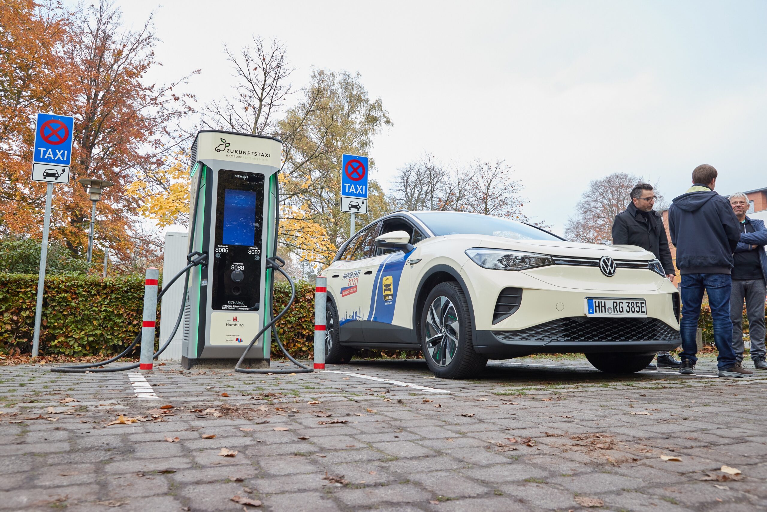Ein emissionsfreies E-Taxi an einer Ladestation am Alsterdorfer Markt (Archivbild).