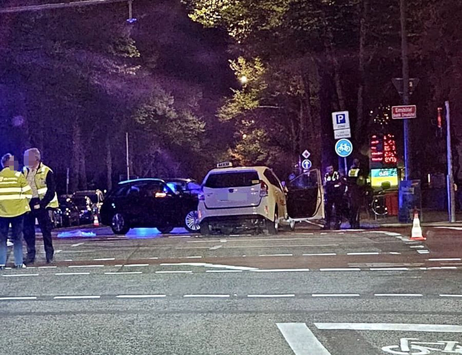Ein Unfall auf der Bundesstraße: Ein Mietwagen ist in ein Taxi gekracht.