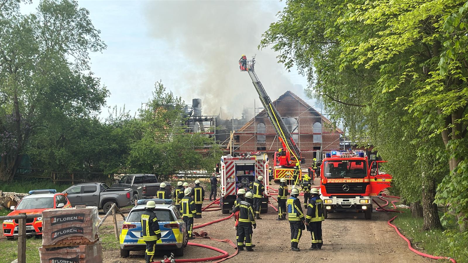 Feuerwehr- und Polizeikräfte am Einsatzort on Travenbrück.