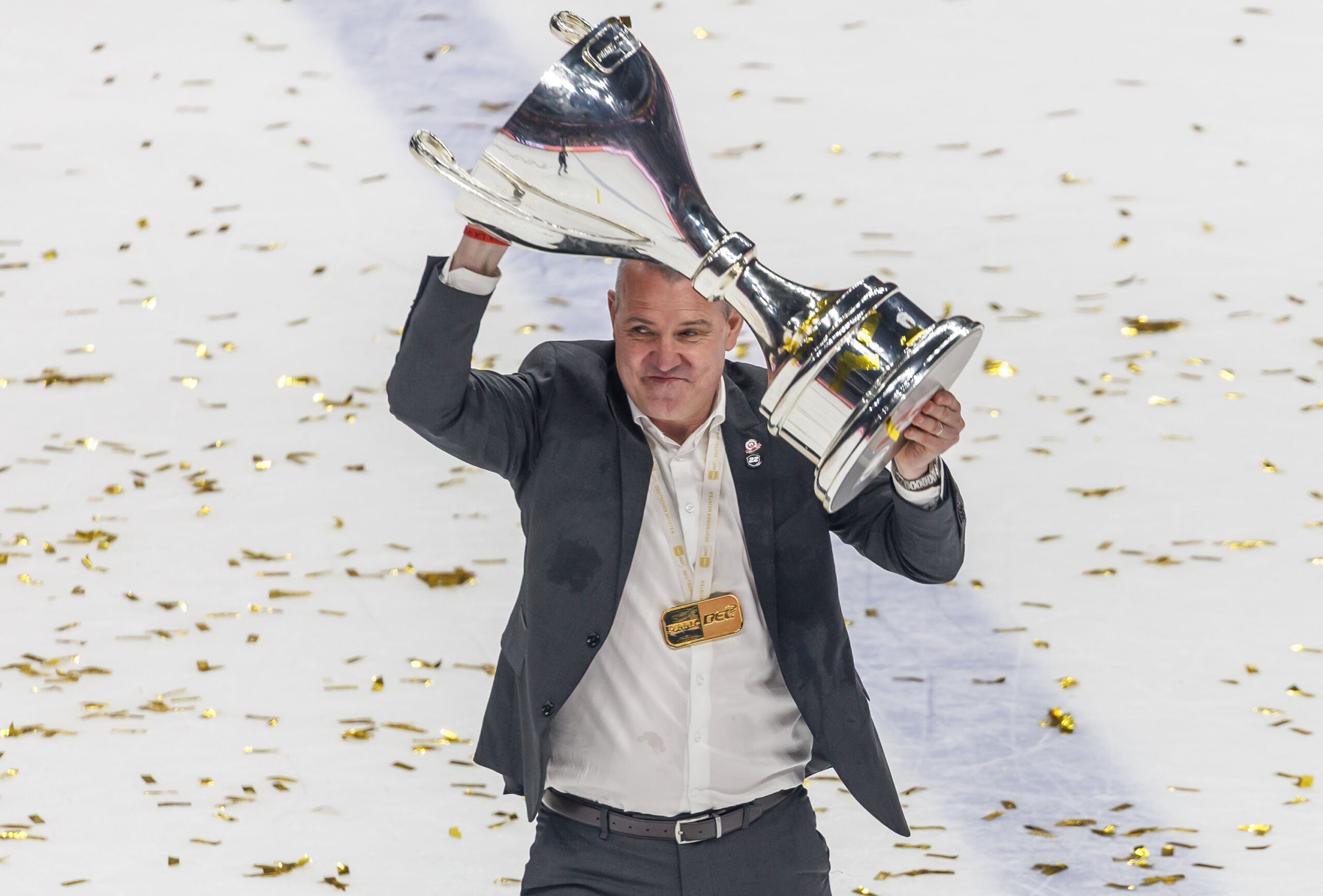 Serge Aubin hebt den Meisterpokal.